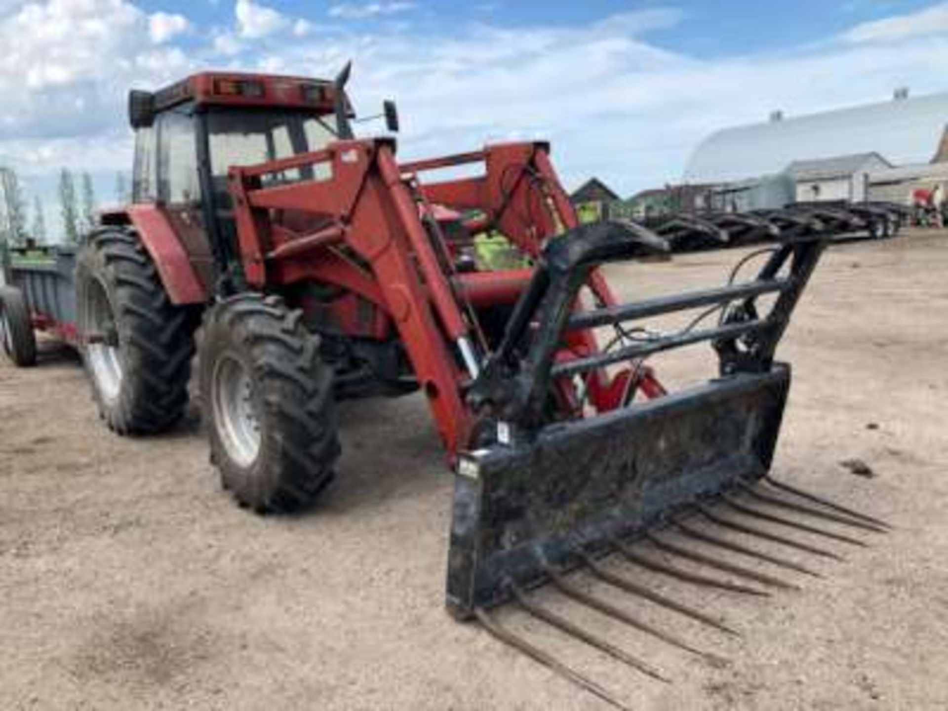 1983 CIH 5250 FWA tractor, cab, AC, PTO, w/CIH #520 FEL w/grapple ( injectors done in 2018) 5.9