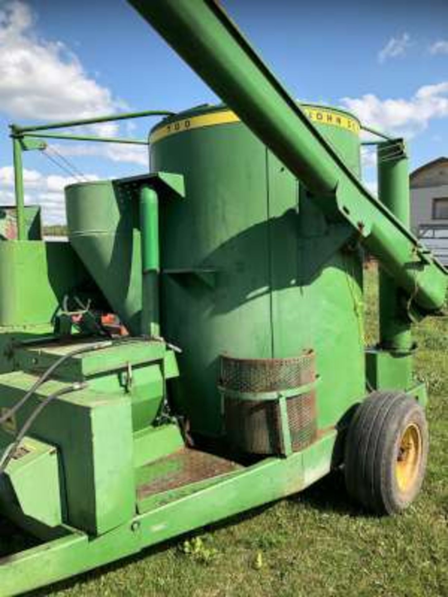 John Deere #700 mix mill