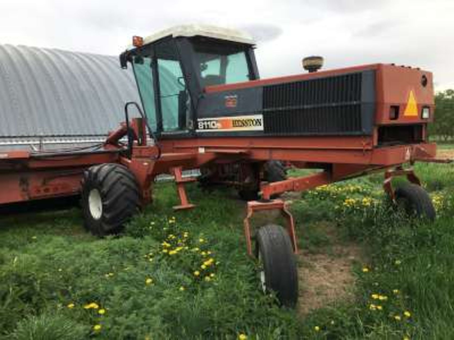 1983? Hesston 8110s S.P. Swather, cab, 25 ft table, pick up real, shifting table, 2 rotor shears, - Image 9 of 13