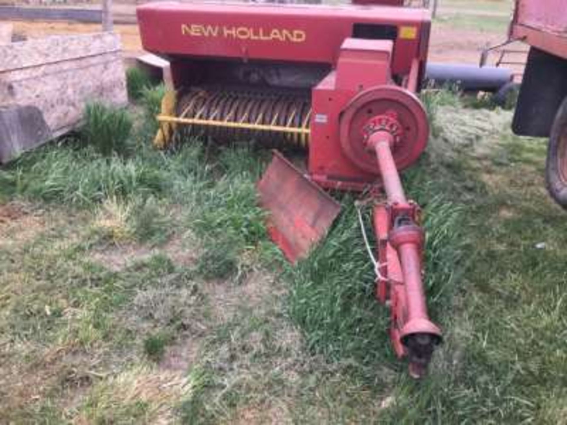 NH #276 Hayliner square baler with PTO, always shedded, pick up good, straight and quarter-turn