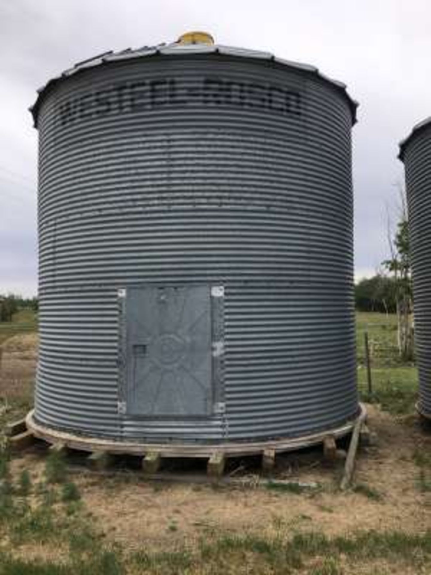 BIN #5 Westeel Rosco 1650 bushel grain bin on skid, new floor