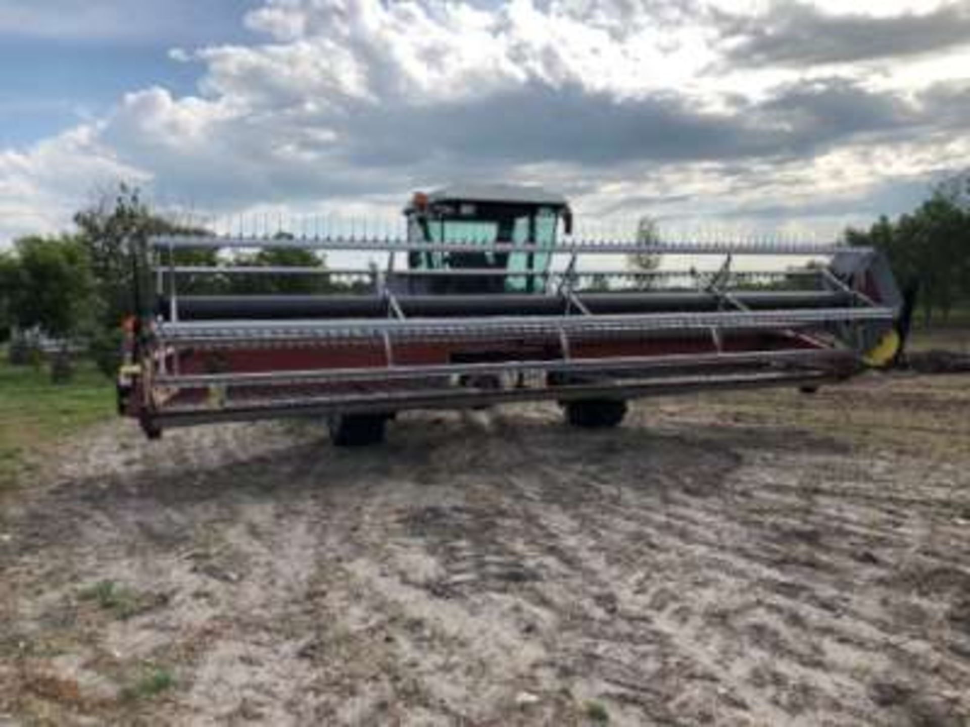 1983? Hesston 8110s S.P. Swather, cab, 25 ft table, pick up real, shifting table, 2 rotor shears, - Image 4 of 13