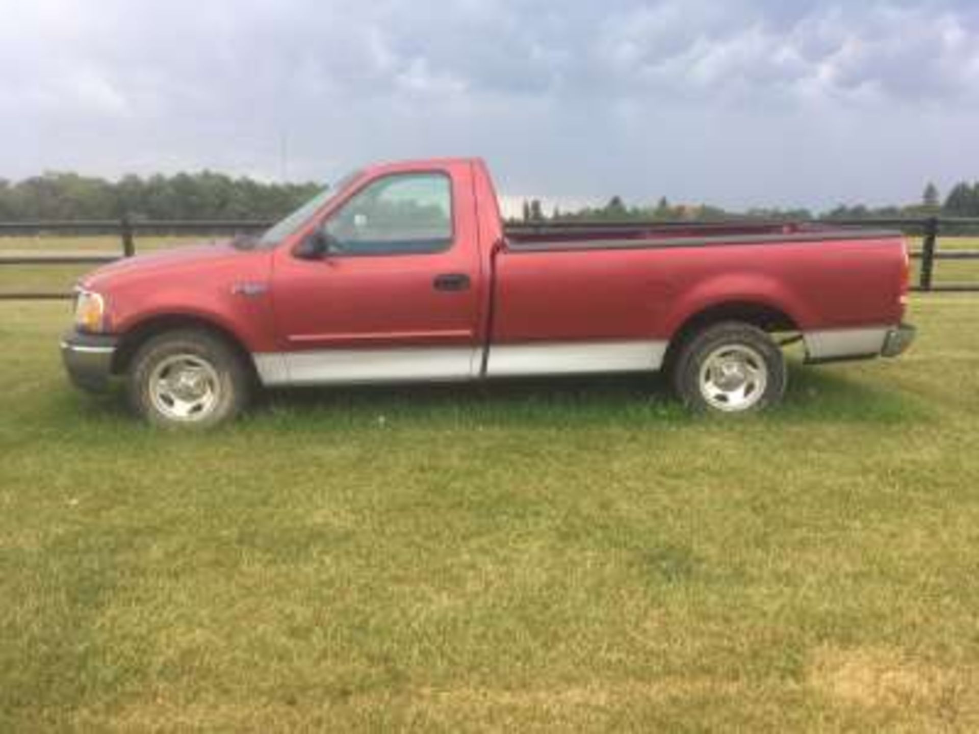 2000 Red Ford 1/2 ton, v6 automatic,reg. cab, 184,000kms (no rust) 2wd, reg. cab, a., t. c., (