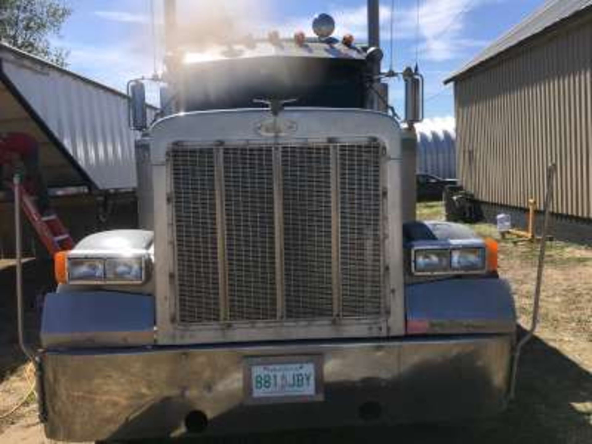 1997 Peterbuilt Semi truck, 379L, 13spd, super 40 suspension, 470 detroit engine, 1.7 million kms - Image 2 of 5