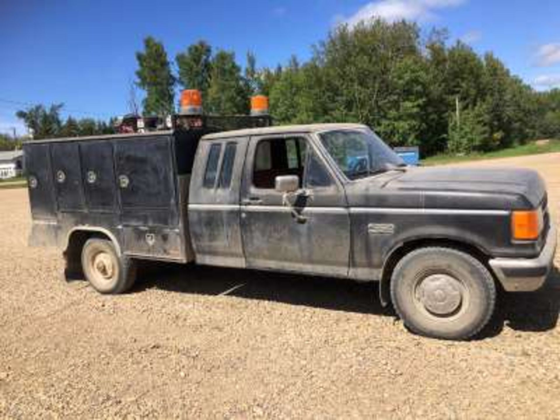 1984 Ford F250 XL Service truck ext/cab, gas, 2wd, 5spd has a 150G fuel tank w/elec. pump on the