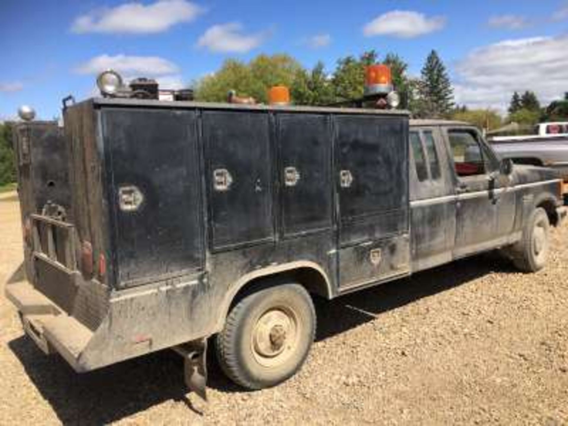 1984 Ford F250 XL Service truck ext/cab, gas, 2wd, 5spd has a 150G fuel tank w/elec. pump on the - Image 5 of 8