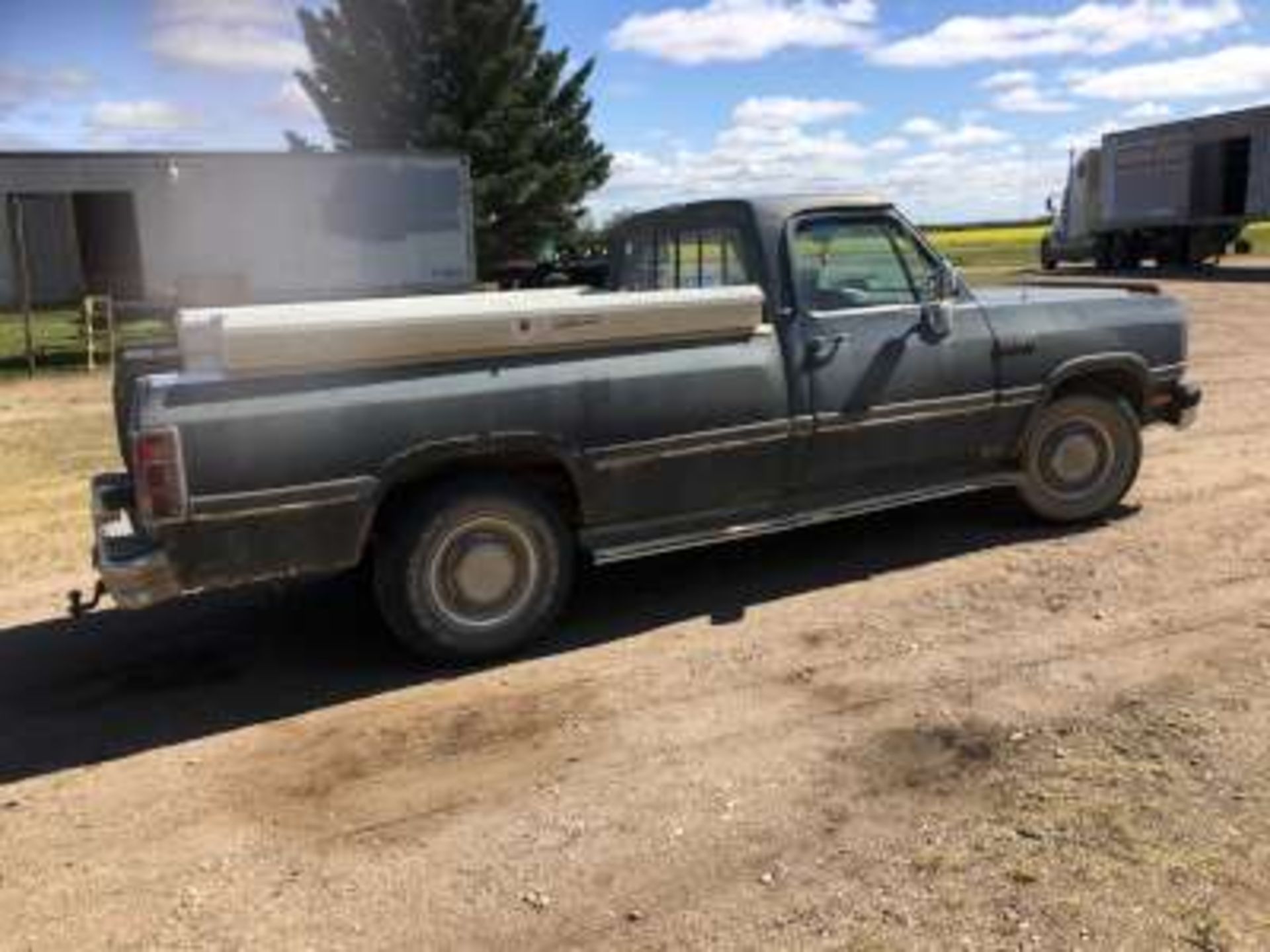 1991 Dodge D250 dsl 3/4 ton truck, 5spd, 5.9 cummins engine (tool boxes not included) (reg in sask) - Image 3 of 3