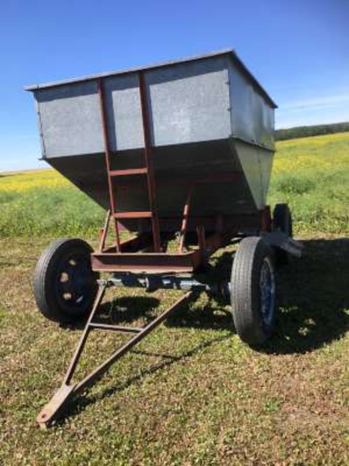 Kendon Hopper wagon on trailer with 750 x 20 tires