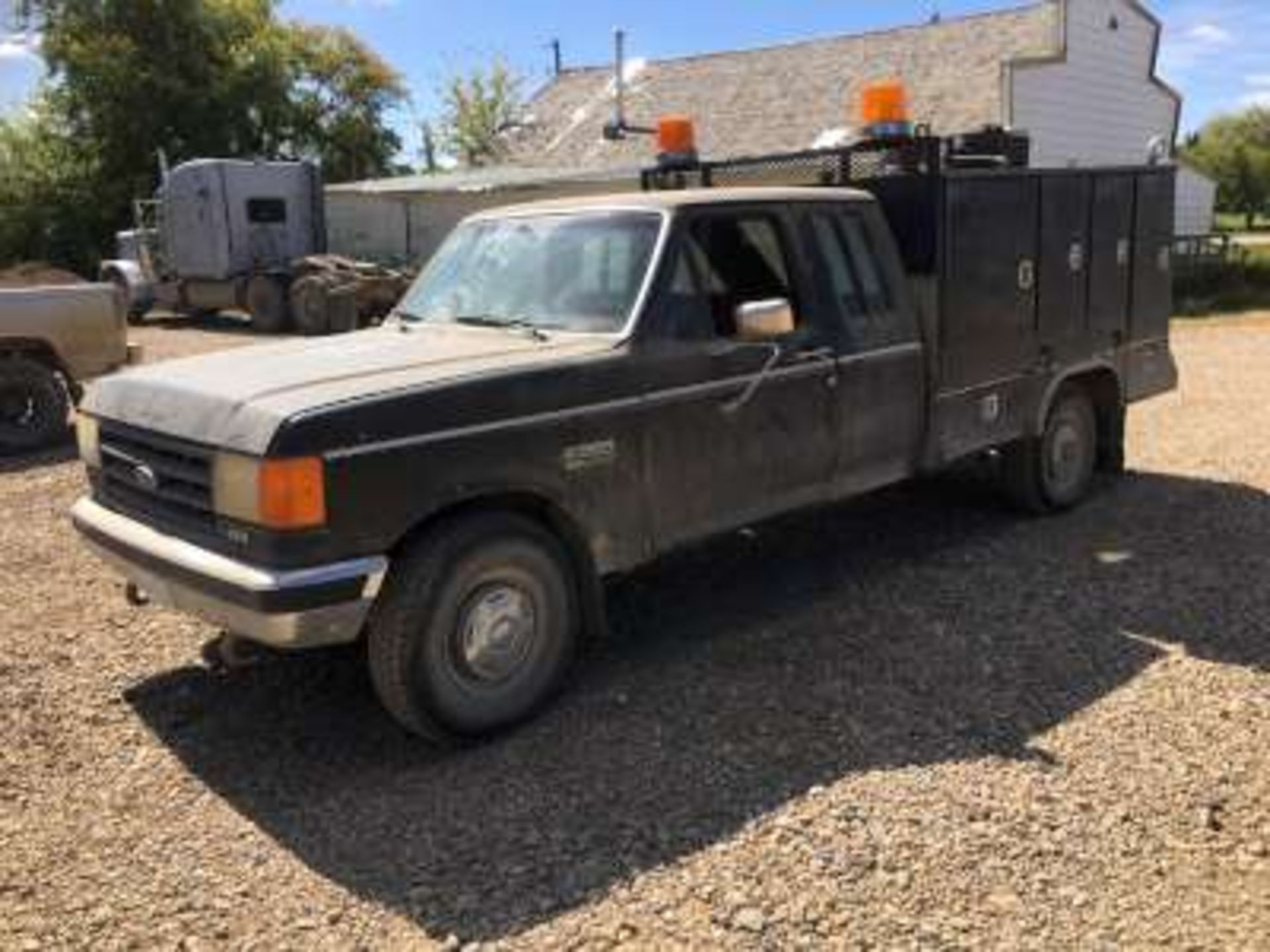 1984 Ford F250 XL Service truck ext/cab, gas, 2wd, 5spd has a 150G fuel tank w/elec. pump on the - Image 3 of 8