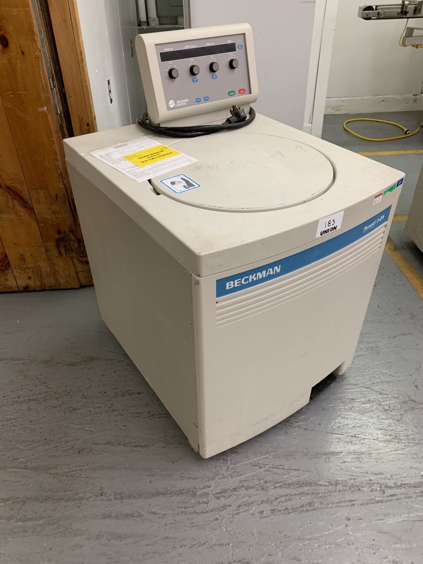 Lot # 183 - Beckman Coulter Centrifuge, Advanti J-25 XP, asset # 2377 - Image 2 of 4