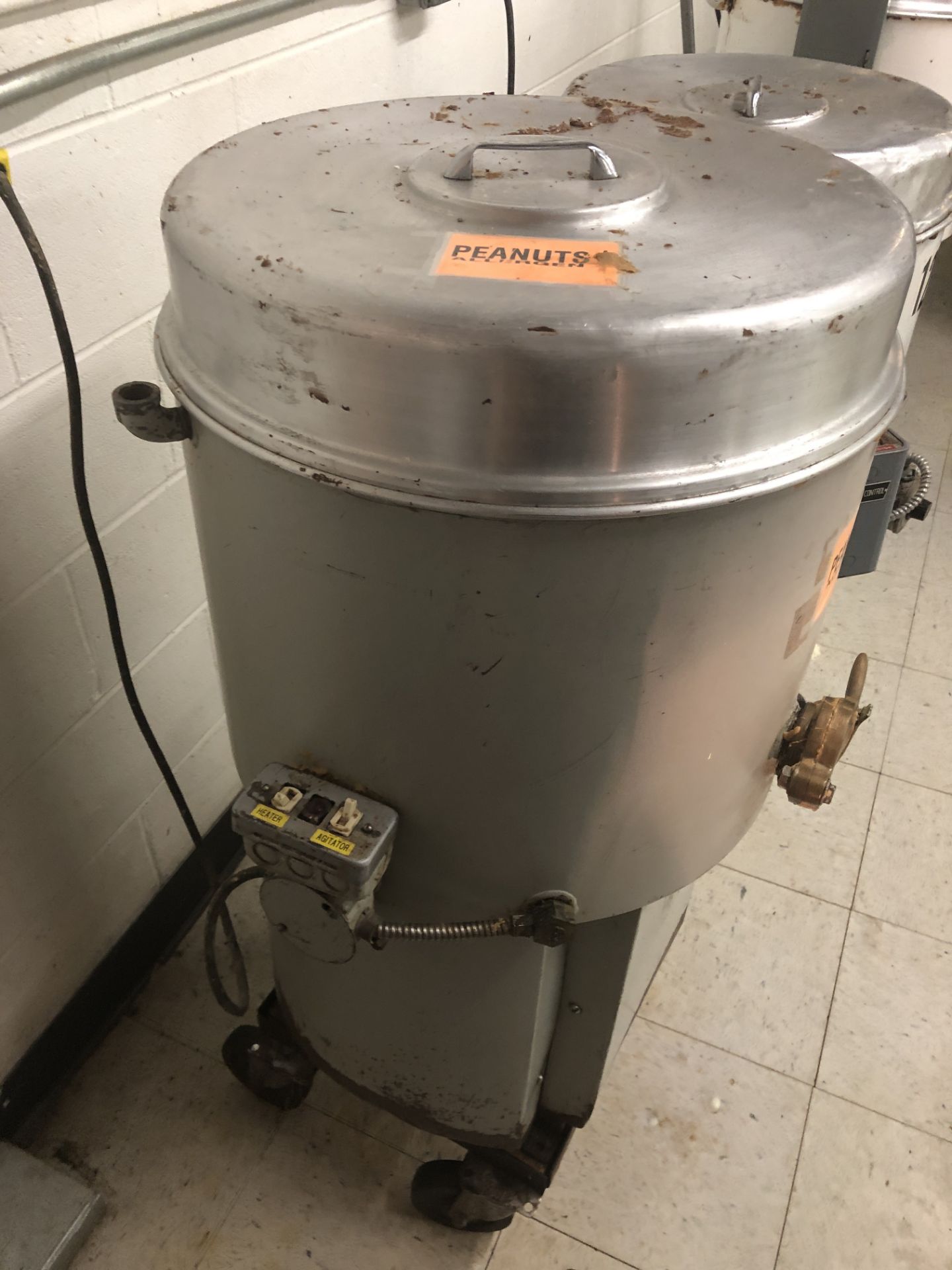 Smith 100-lb Carbon Steel Chocolate Melter with agitated and jacketed tank with electric heater - Image 2 of 2