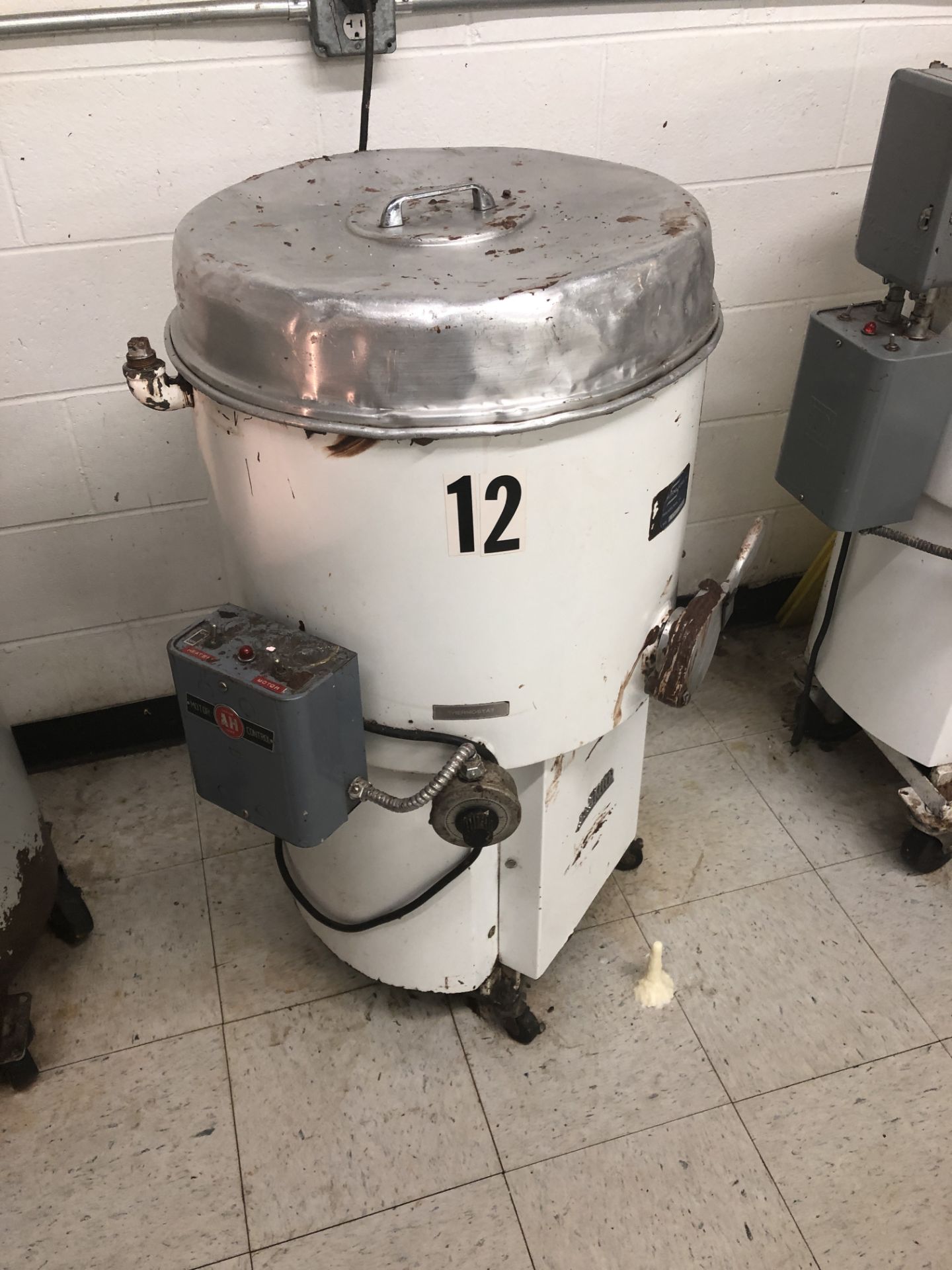 Smith 100-lb Carbon Steel Chocolate Melter with agitated and jacketed tank with electric heater