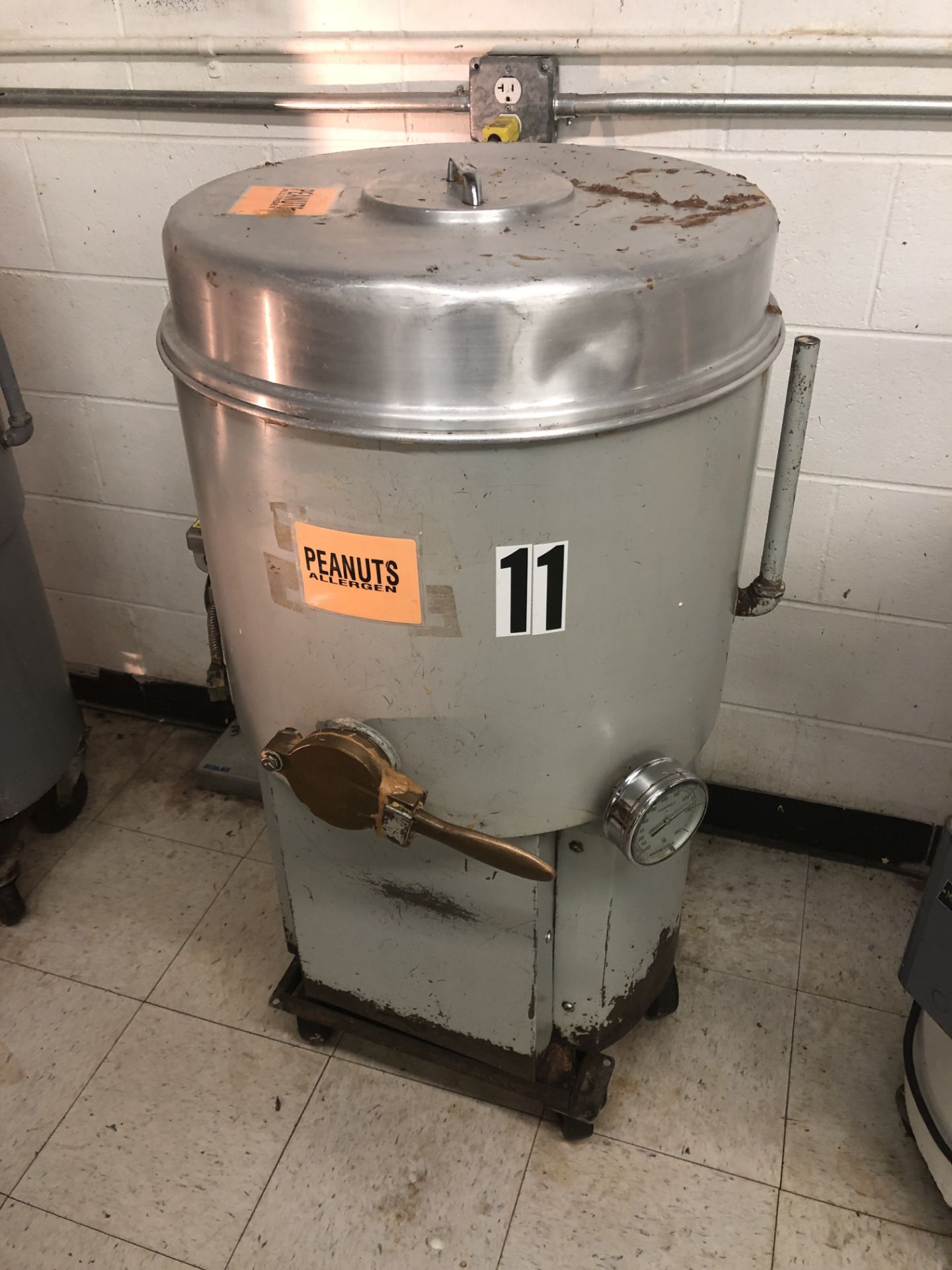 Smith 100-lb Carbon Steel Chocolate Melter with agitated and jacketed tank with electric heater