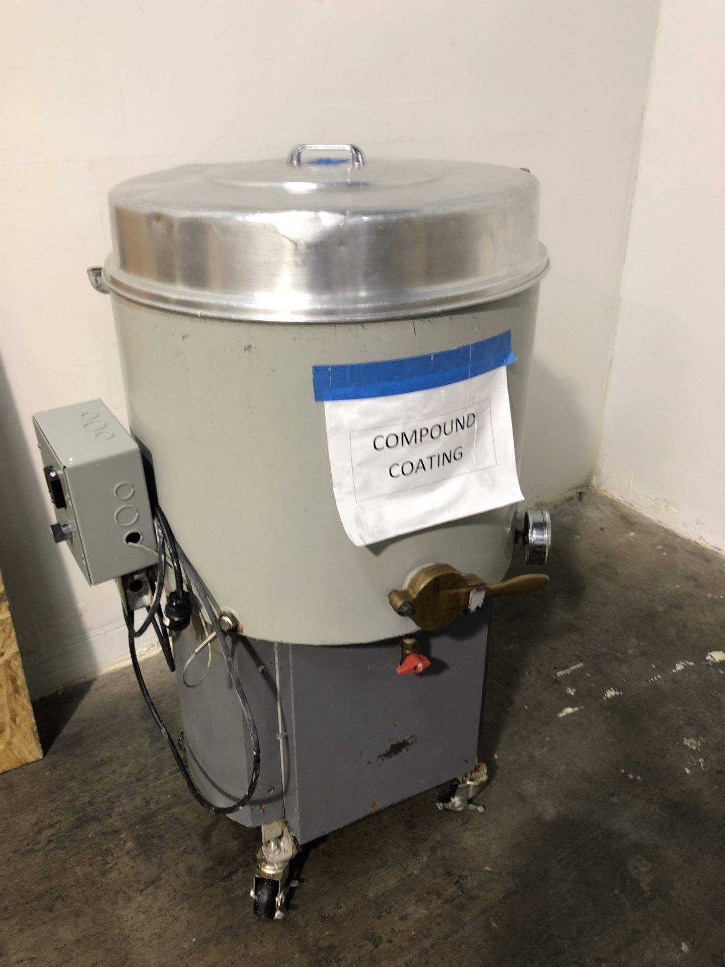 Smith 250-lb water jacketed and agitated Chocolate Melter. 22" diameter x 18" deep tank. - Image 2 of 4