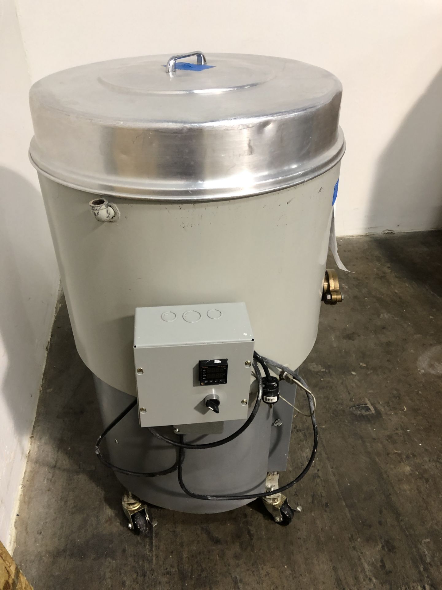 Smith 250-lb water jacketed and agitated Chocolate Melter. 22" diameter x 18" deep tank.