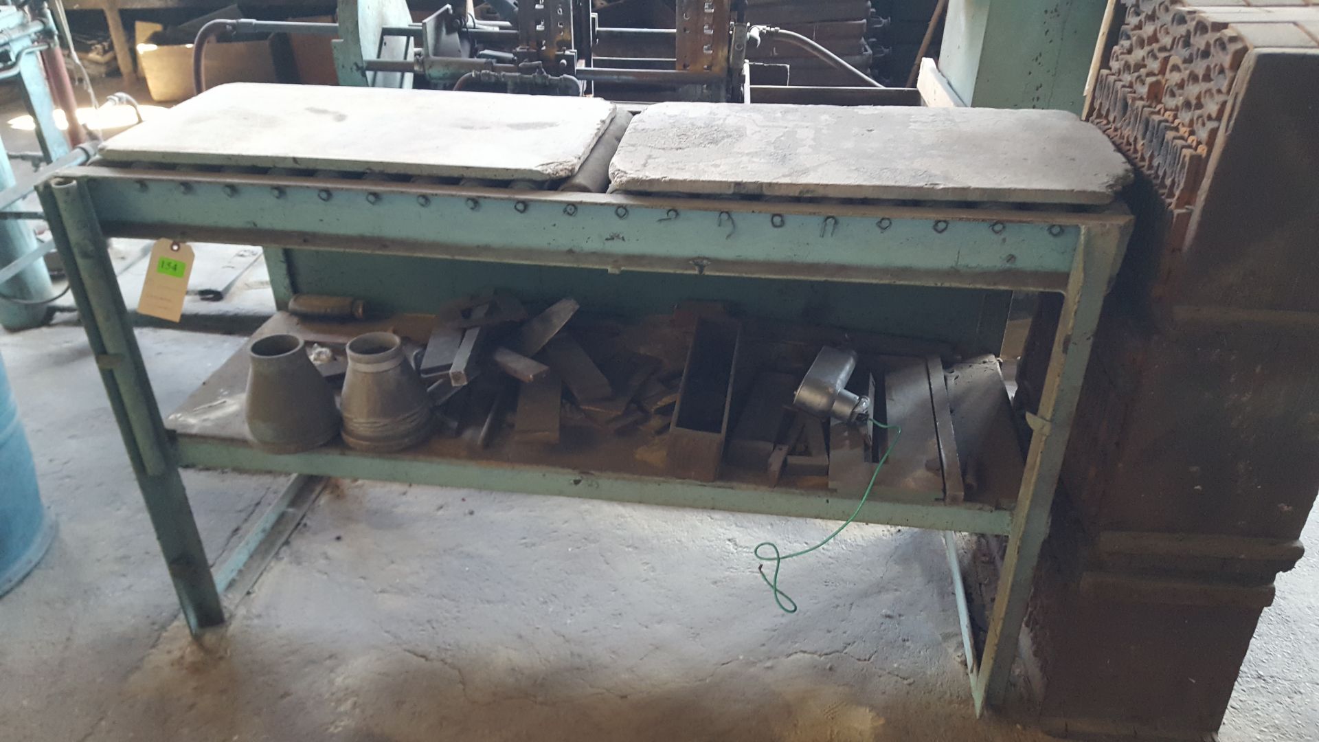 CONVEYOR WITH PARTS