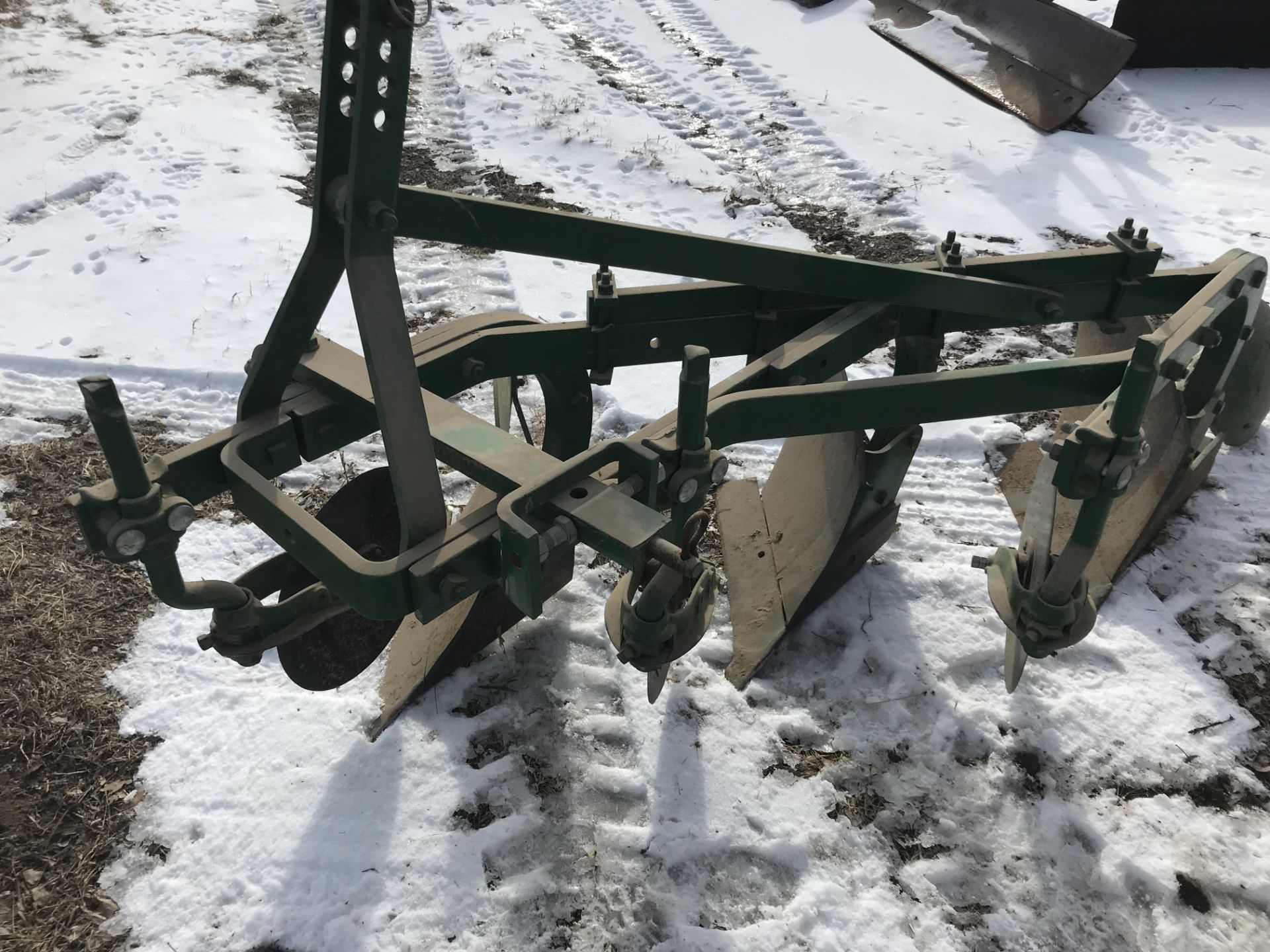 Oliver 3pt 3 Bottom Plow (repainted)