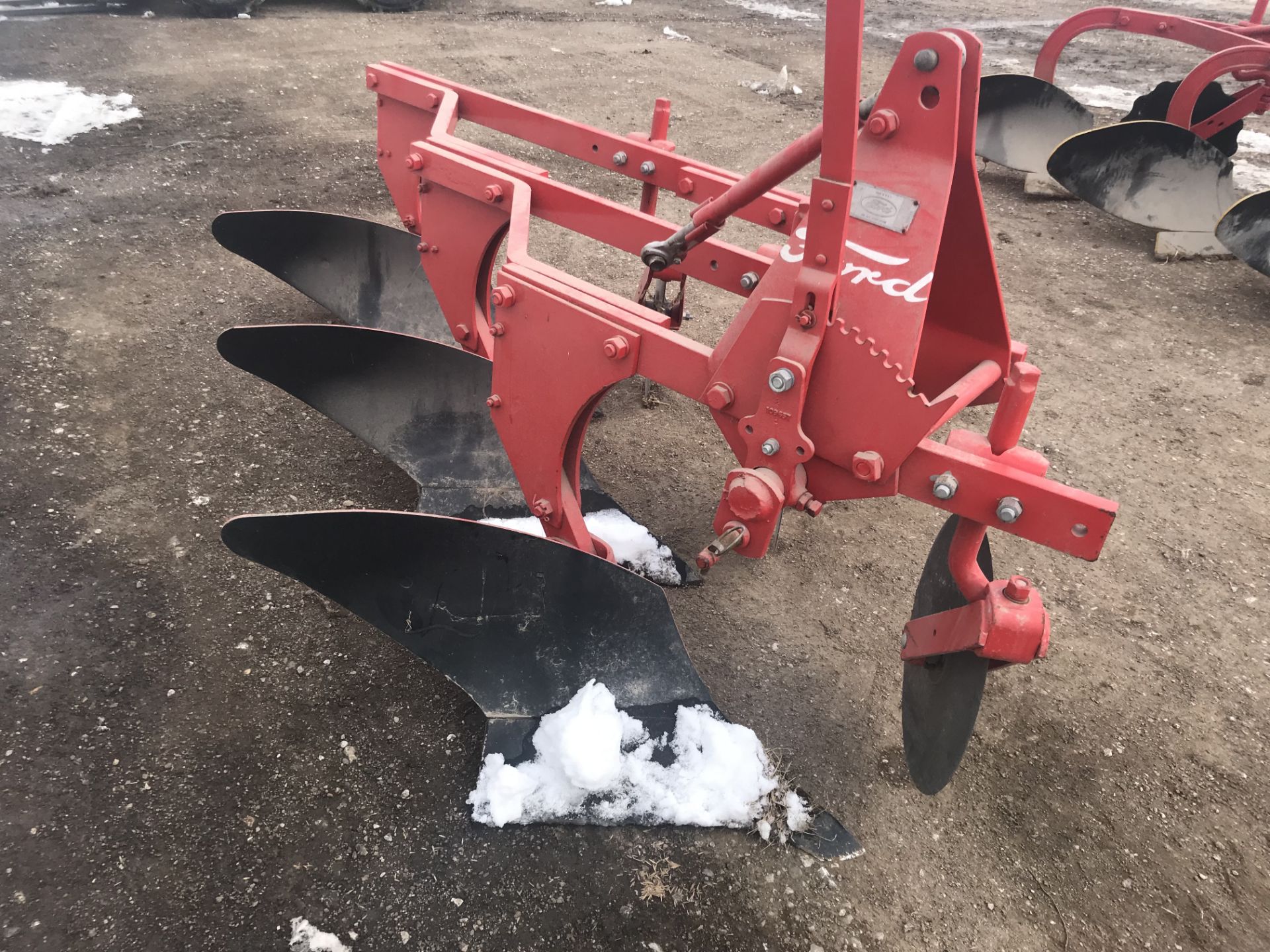 Ford 3pt 3 Bottom Plow (repainted) - Image 2 of 3
