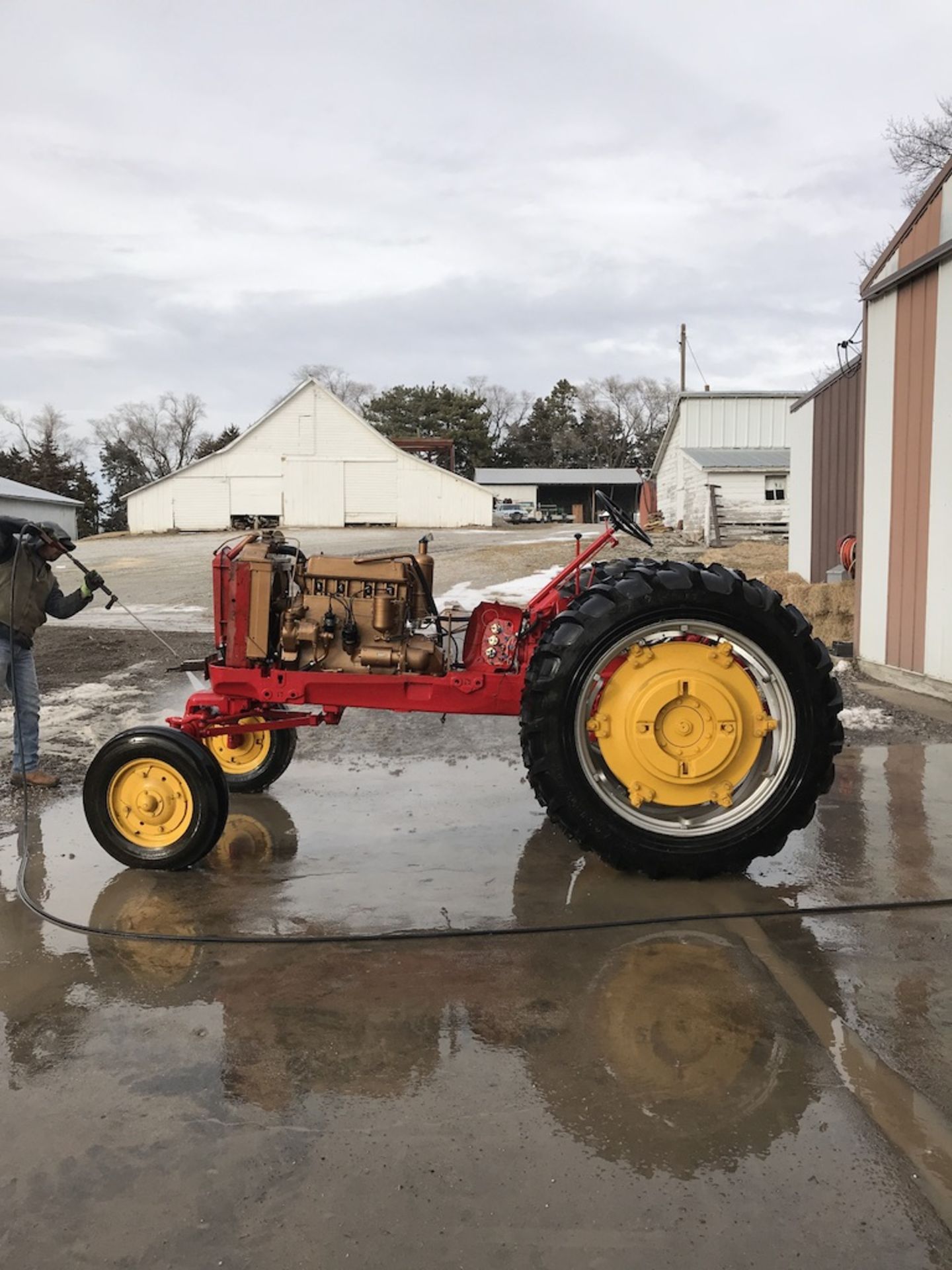 Massey-Harris Mdl.444 S#71434, WF, New Rubber (older restoration)