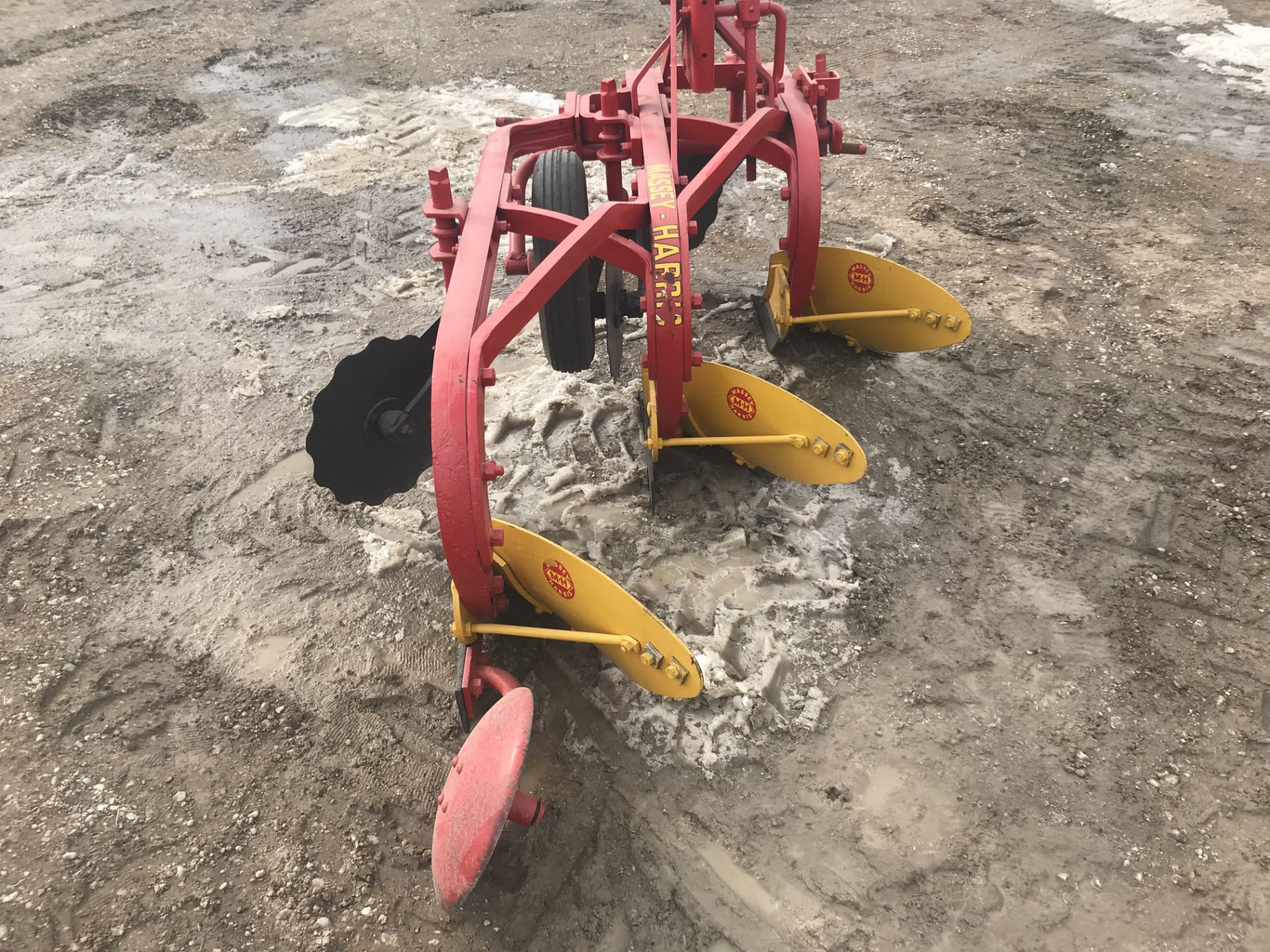 Massey-Harris 3pt 3 Bott. Mounted Plow (repainted) - Image 4 of 4