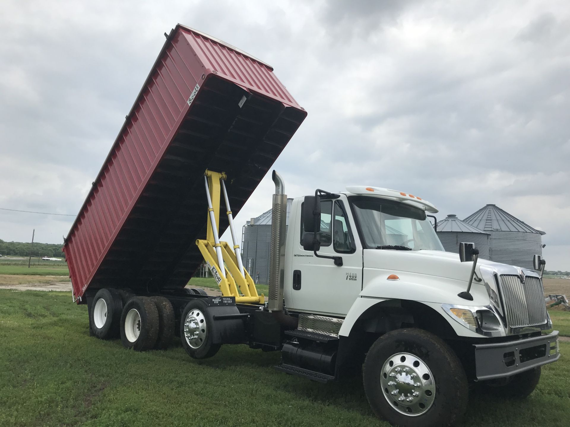 2003 International 7400 DT-530, 8.7lt Diesel, 6spd Auto, AC, Cruise, Tilt, Air Seat, Scotts 20' - Image 9 of 29