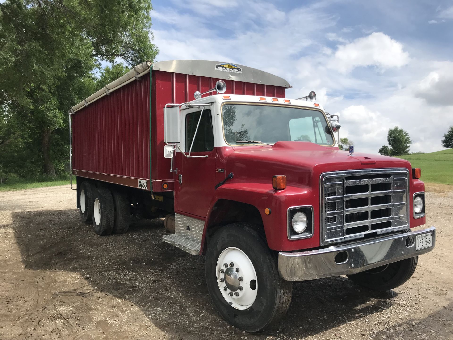 1981 International 1800 Diesel DT466, 5spd Auto, Scotts 20' Steel Box w/Twin Cylinder 3 Stage Hoist, - Image 2 of 23