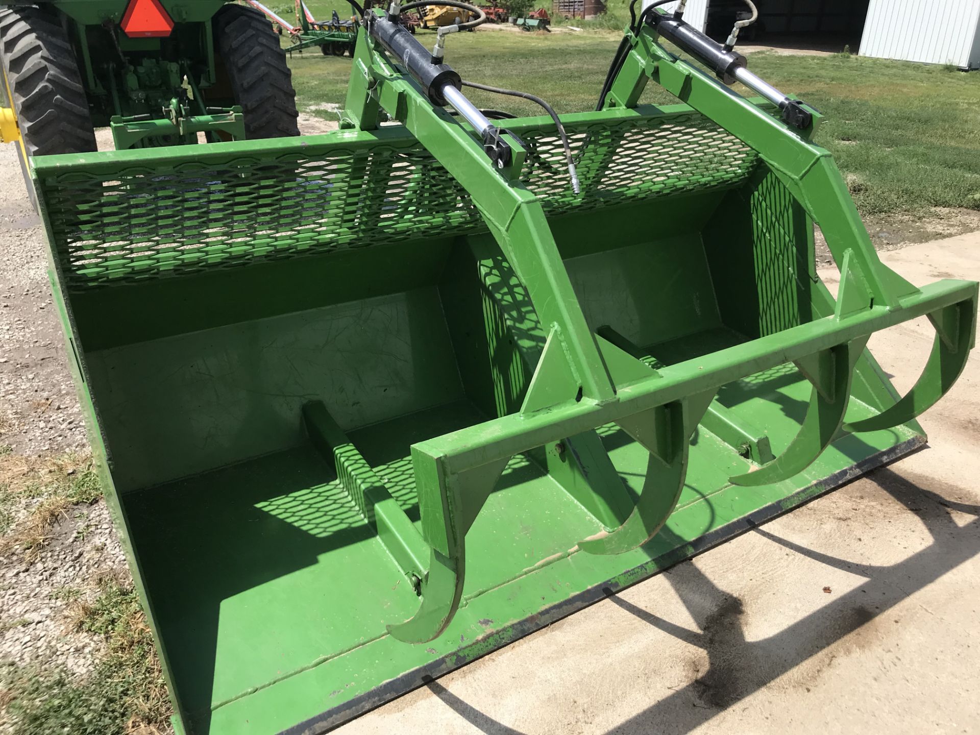 2015 Gnuse Mdl.L108 Scoop w/4 Tine Grapple (1 owner, like new) - Image 5 of 6