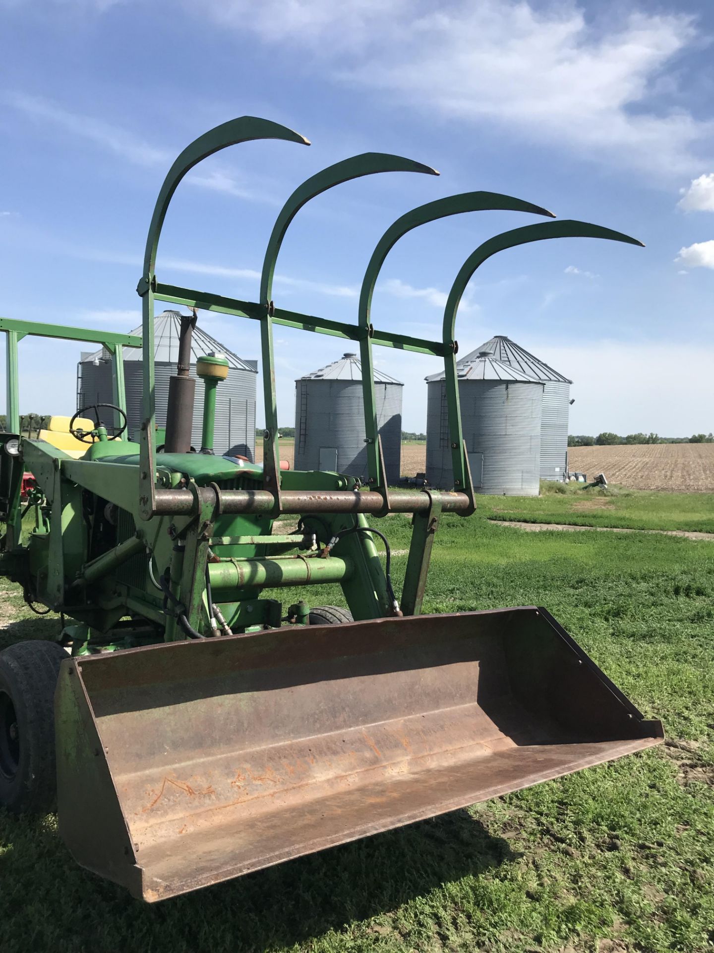 JD #148 Loader, 3way Hyd Valve, 7' Bucket, 86" Bit, Side Scrapers w/4 Tine Grapple Fork, Quick - Image 11 of 11