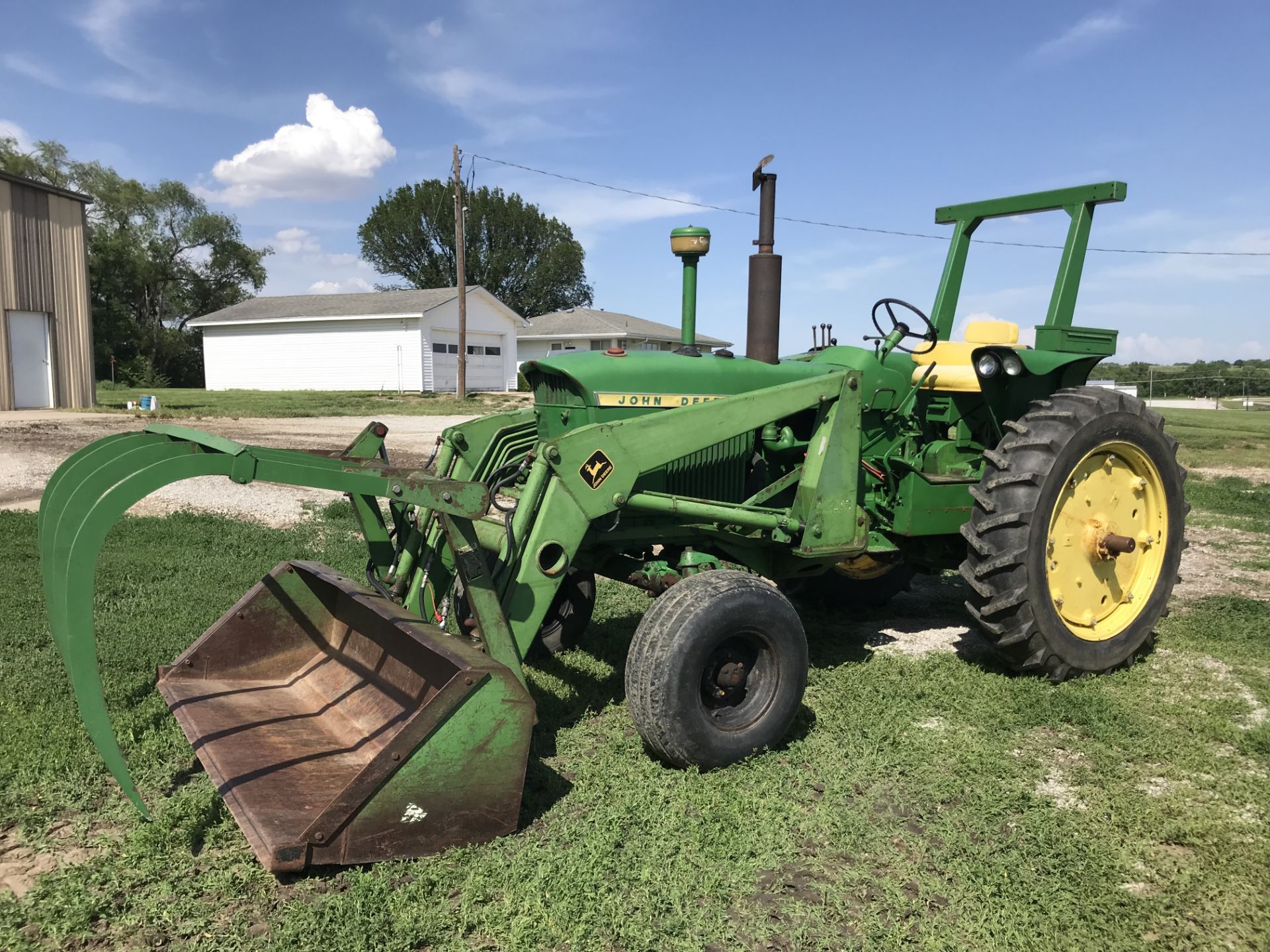 JD 3010 Diesel S#8945, WF, 1 Remote, ROPS, New 13.6x38 Tach shows 4550hrs, (loader sold separately) - Image 3 of 10