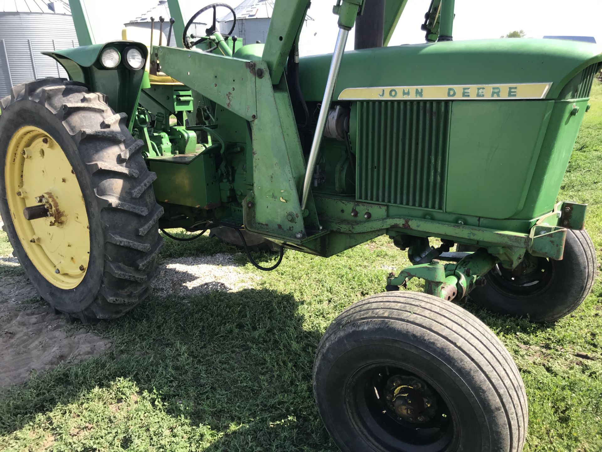 JD 3010 Diesel S#8945, WF, 1 Remote, ROPS, New 13.6x38 Tach shows 4550hrs, (loader sold separately) - Image 2 of 10