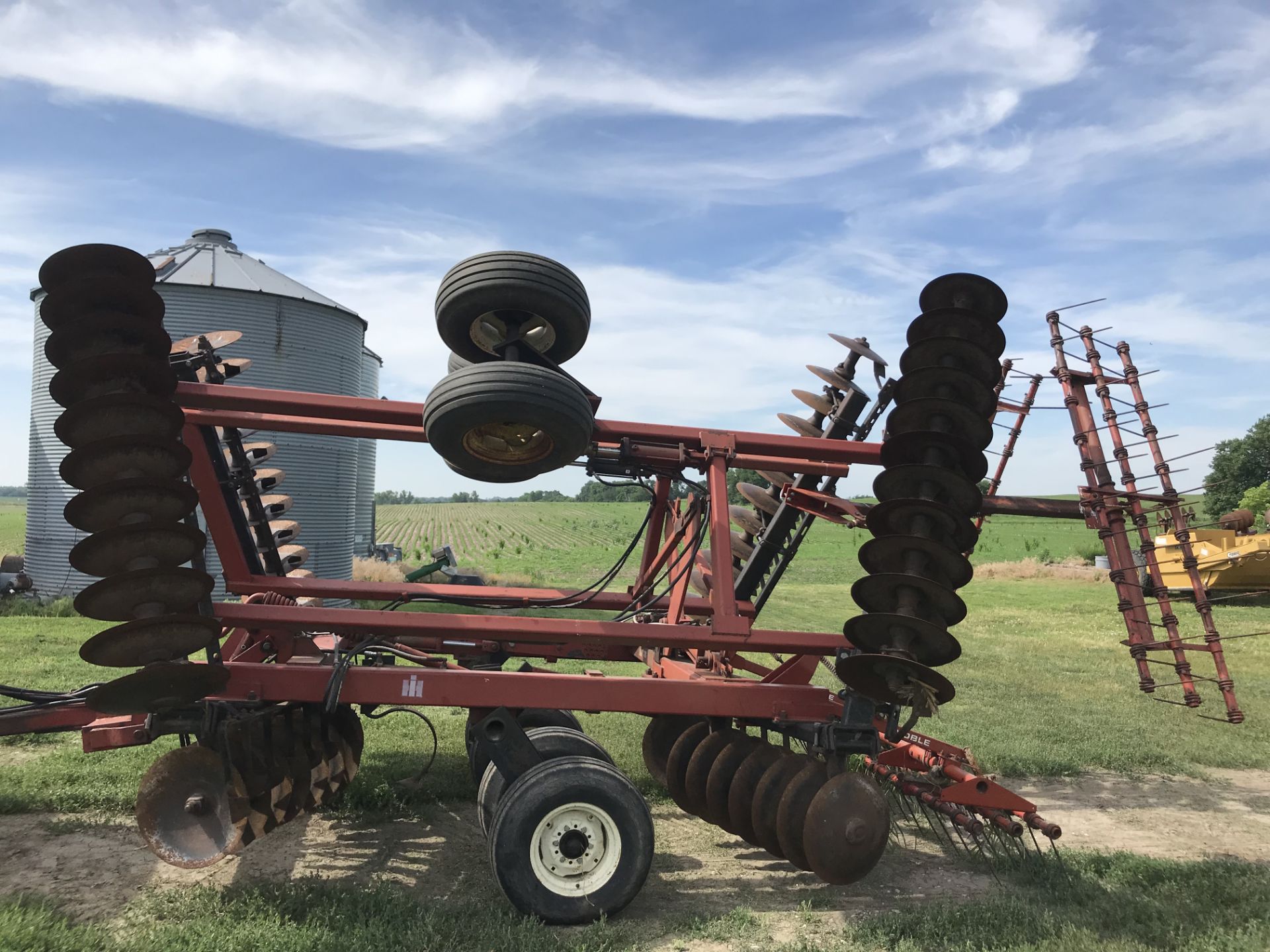 I-H 496 20' Disk w/3 Bar Harrow, 7" Spacing, 19" Blades S#52168; - Image 2 of 10