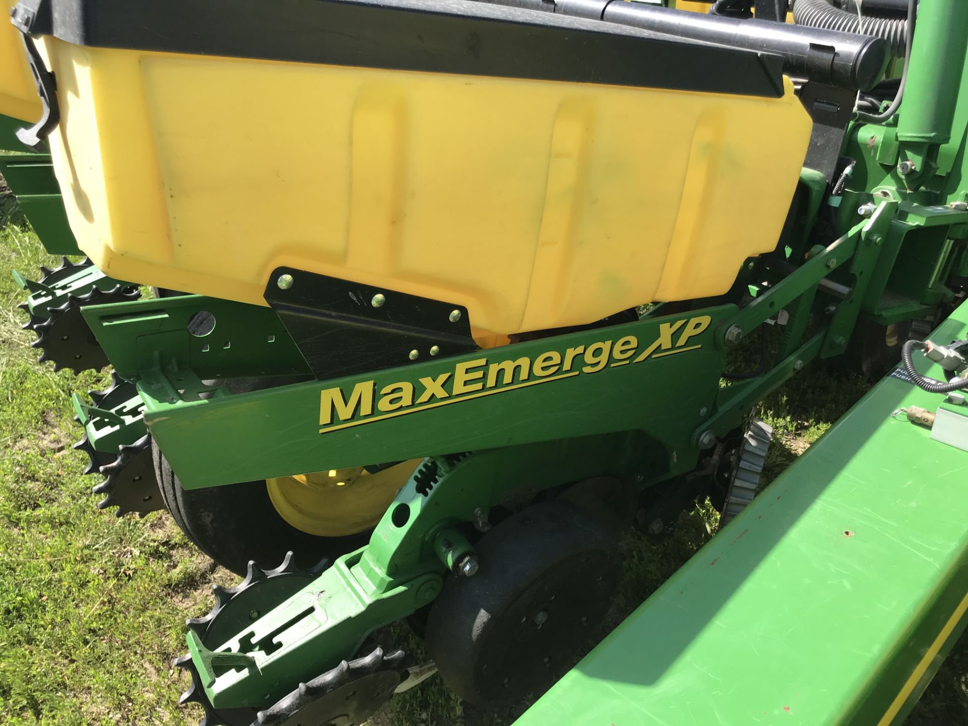 2012 JD 1760 MaxEmerge XP 12RN, VAC, Wing Fold, S#45110, 3 Bushel Boxes, Yetter No Till Openers, - Image 10 of 13