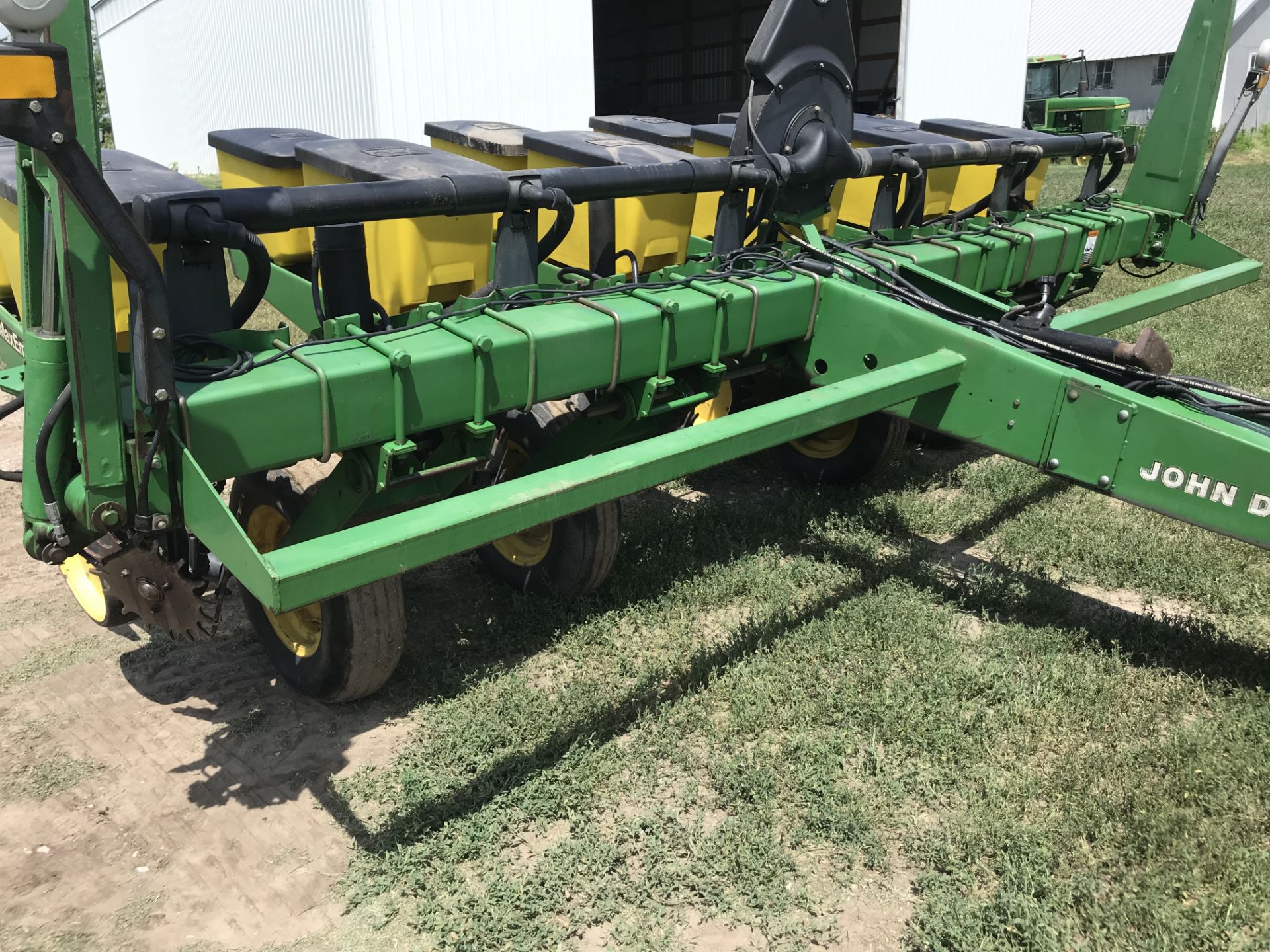 JD 7200 6RN MaxEmerge 2 PT Planter S#660988, Marlin Row Cleaners w/Monitor (good); - Image 9 of 11