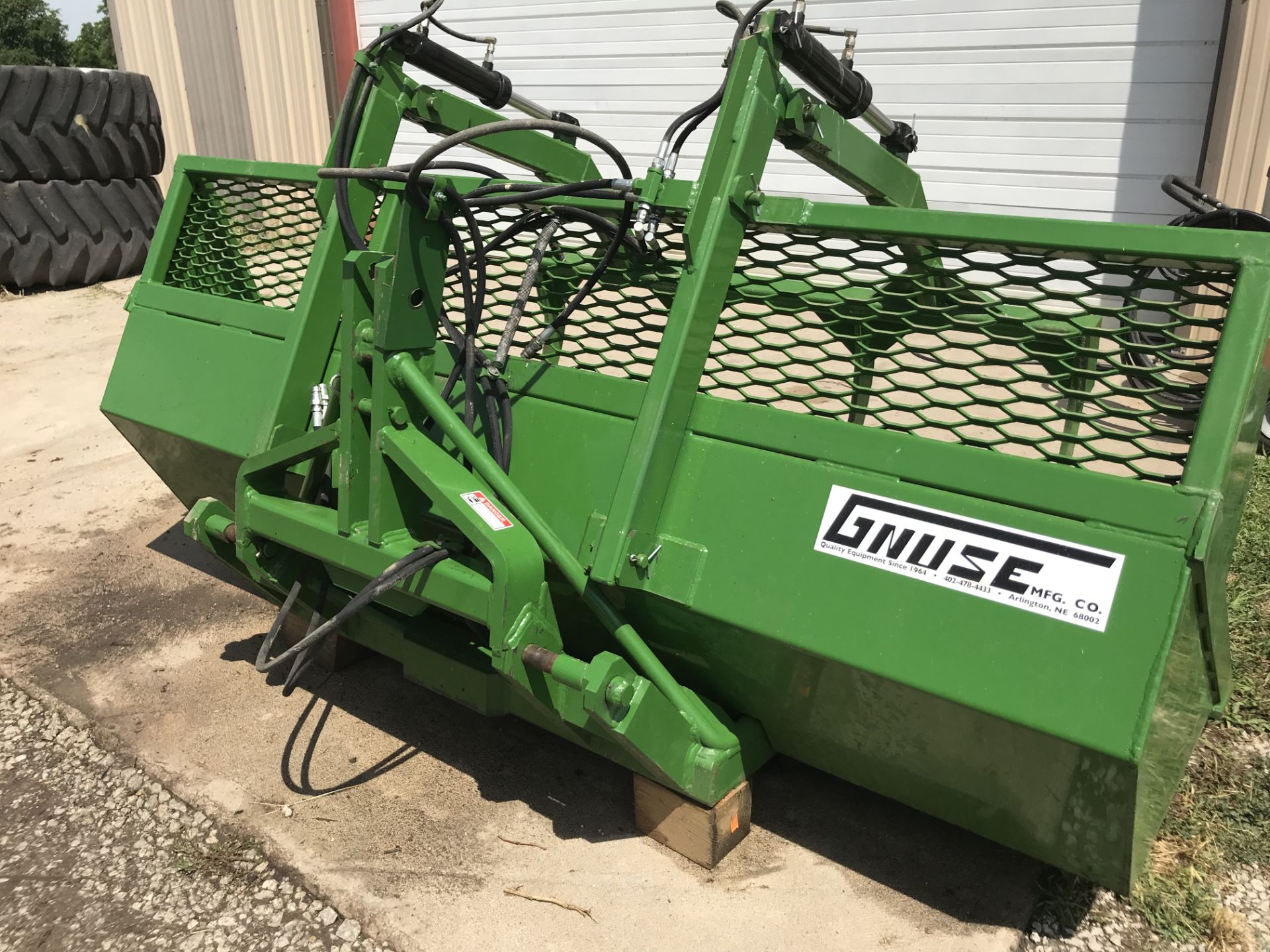 2015 Gnuse Mdl.L108 Scoop w/4 Tine Grapple (1 owner, like new)