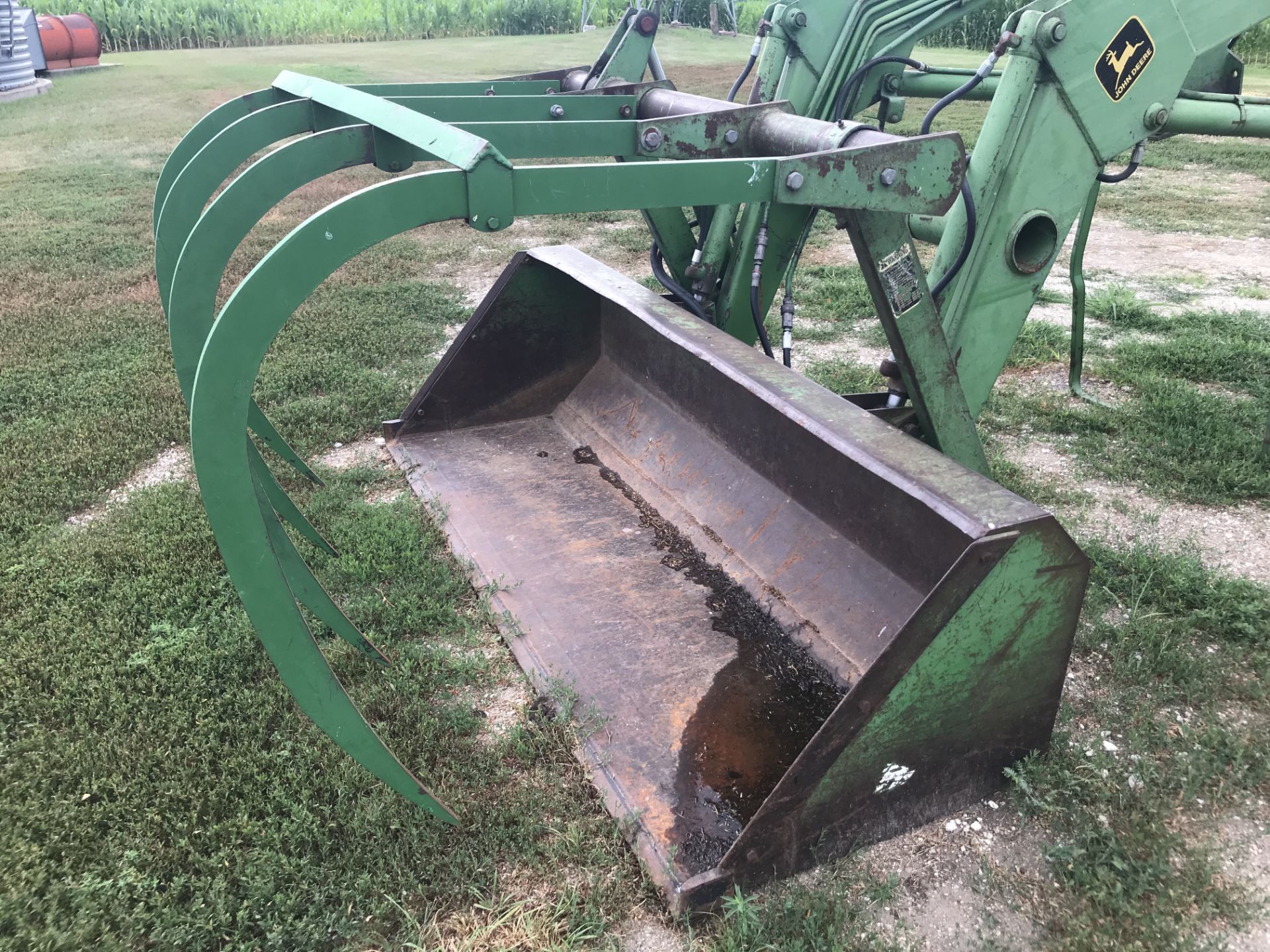 JD #148 Loader, 3way Hyd Valve, 7' Bucket, 86" Bit, Side Scrapers w/4 Tine Grapple Fork, Quick - Image 3 of 11