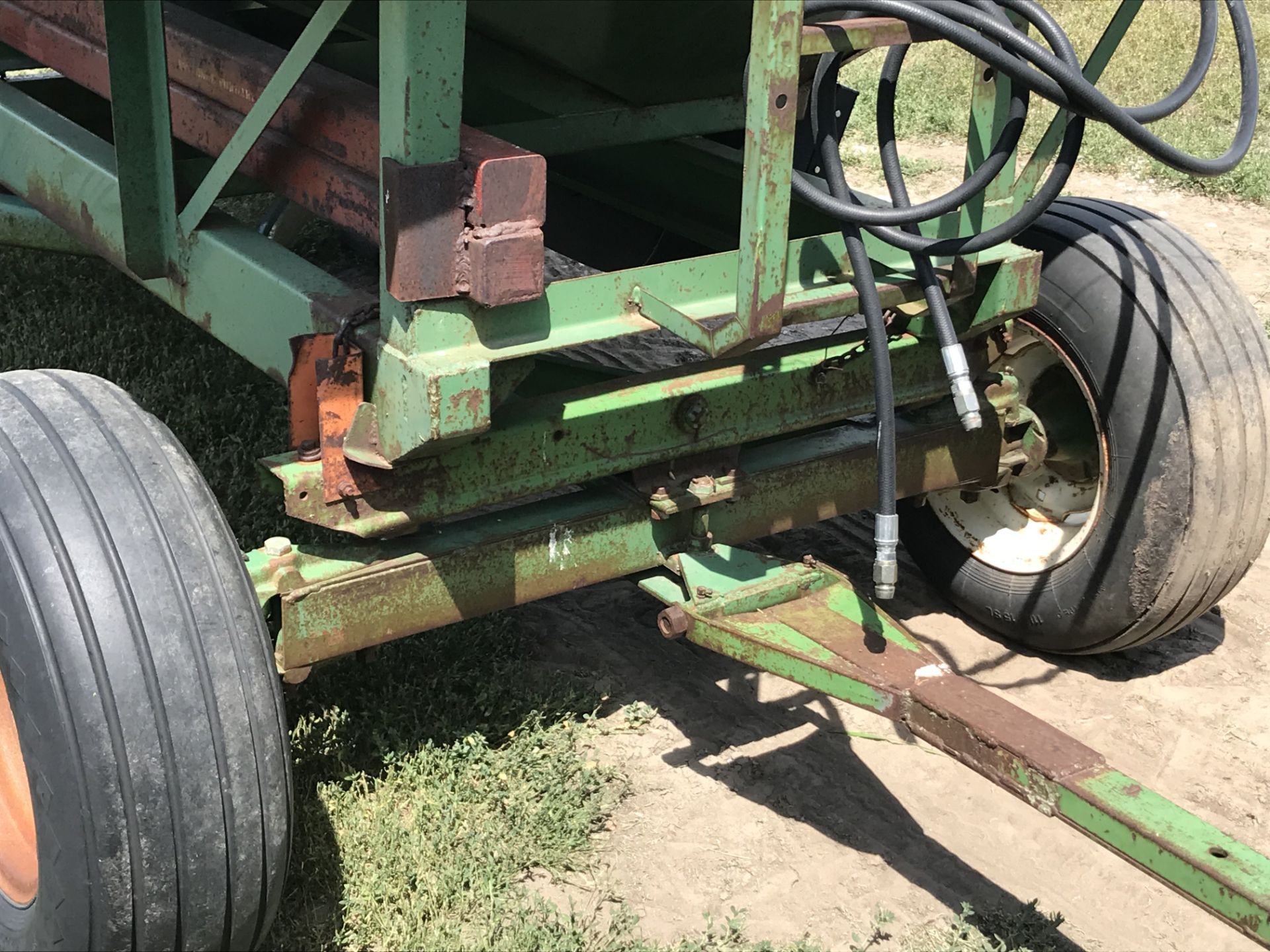 Huskee Mdl.165 Gravity Wagon w/Unverferth Hyd. Bean Auger - Image 3 of 4