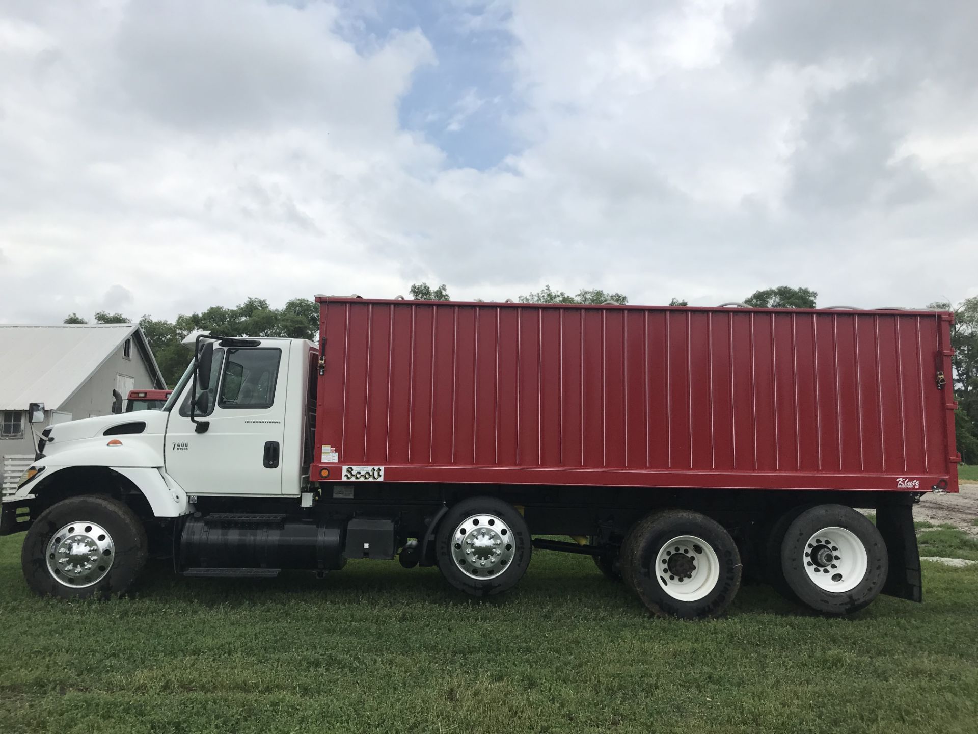 2003 International 7400 DT-530, 8.7lt Diesel, 6spd Auto, AC, Cruise, Tilt, Air Seat, Scotts 20' - Image 2 of 29