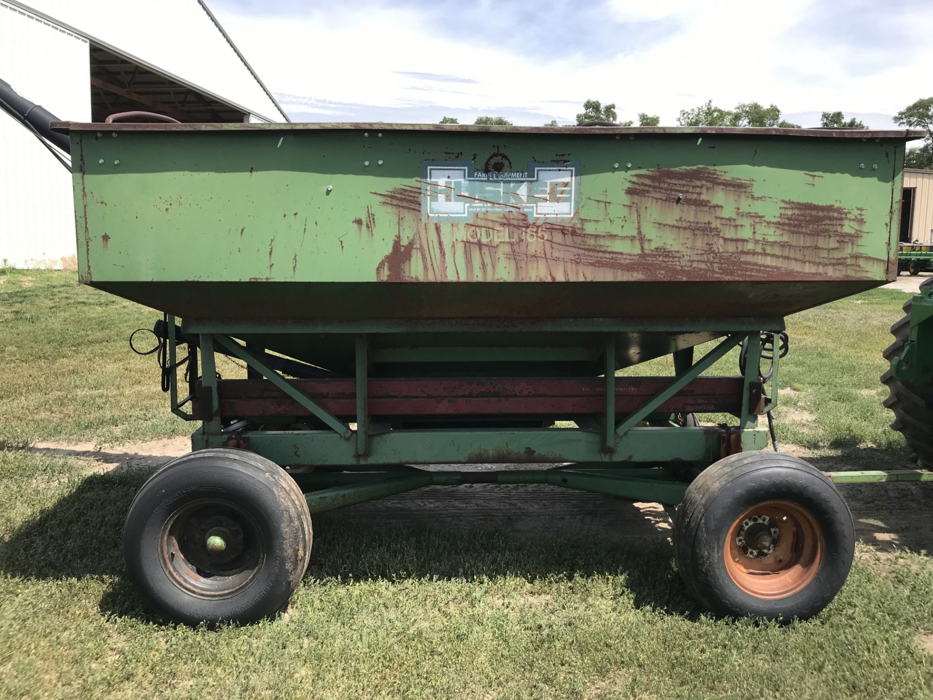 Huskee Mdl.165 Gravity Wagon w/Unverferth Hyd. Bean Auger - Image 2 of 4