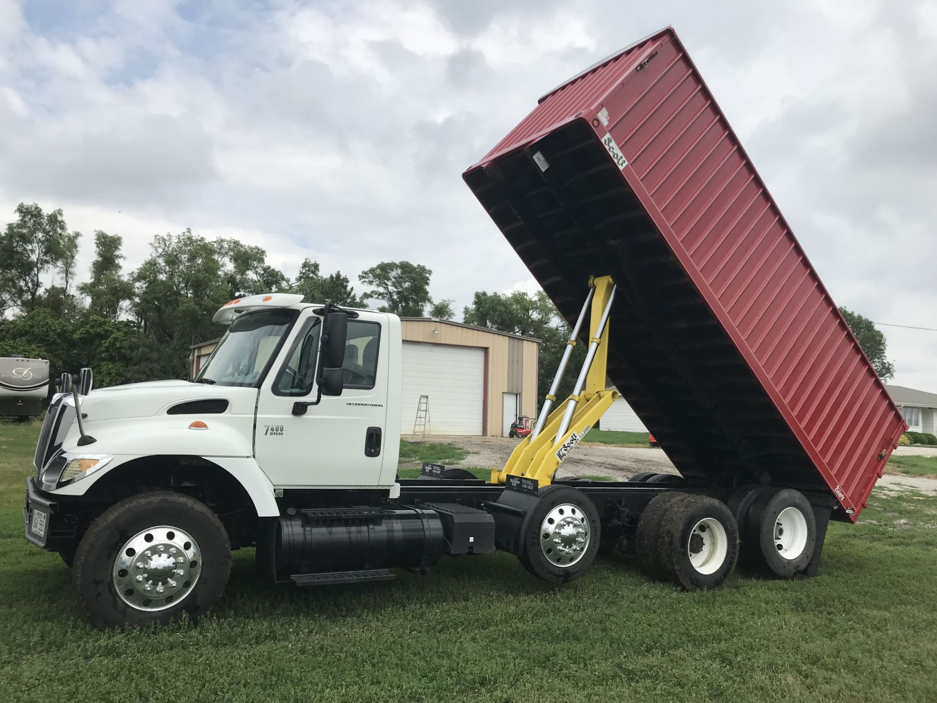 2003 International 7400 DT-530, 8.7lt Diesel, 6spd Auto, AC, Cruise, Tilt, Air Seat, Scotts 20' - Image 8 of 29