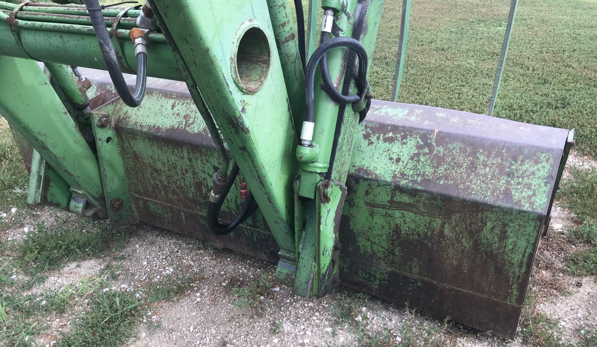 JD #148 Loader, 3way Hyd Valve, 7' Bucket, 86" Bit, Side Scrapers w/4 Tine Grapple Fork, Quick - Image 7 of 11