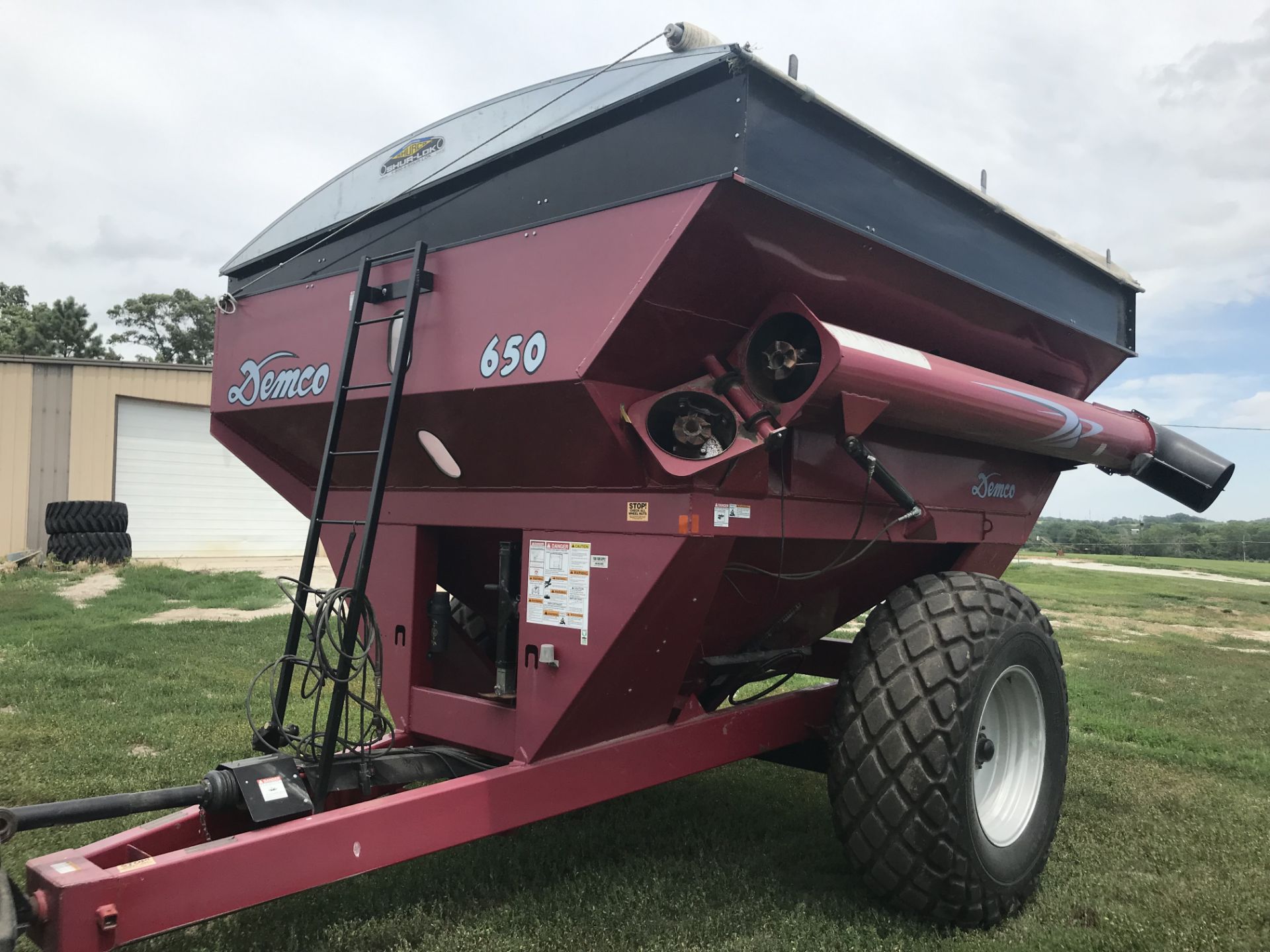 2010 Demco 650bu Grain Cart Corner Auger, Shur-lok Roll Tarp, 24.5-32 Tires, Light Package (1