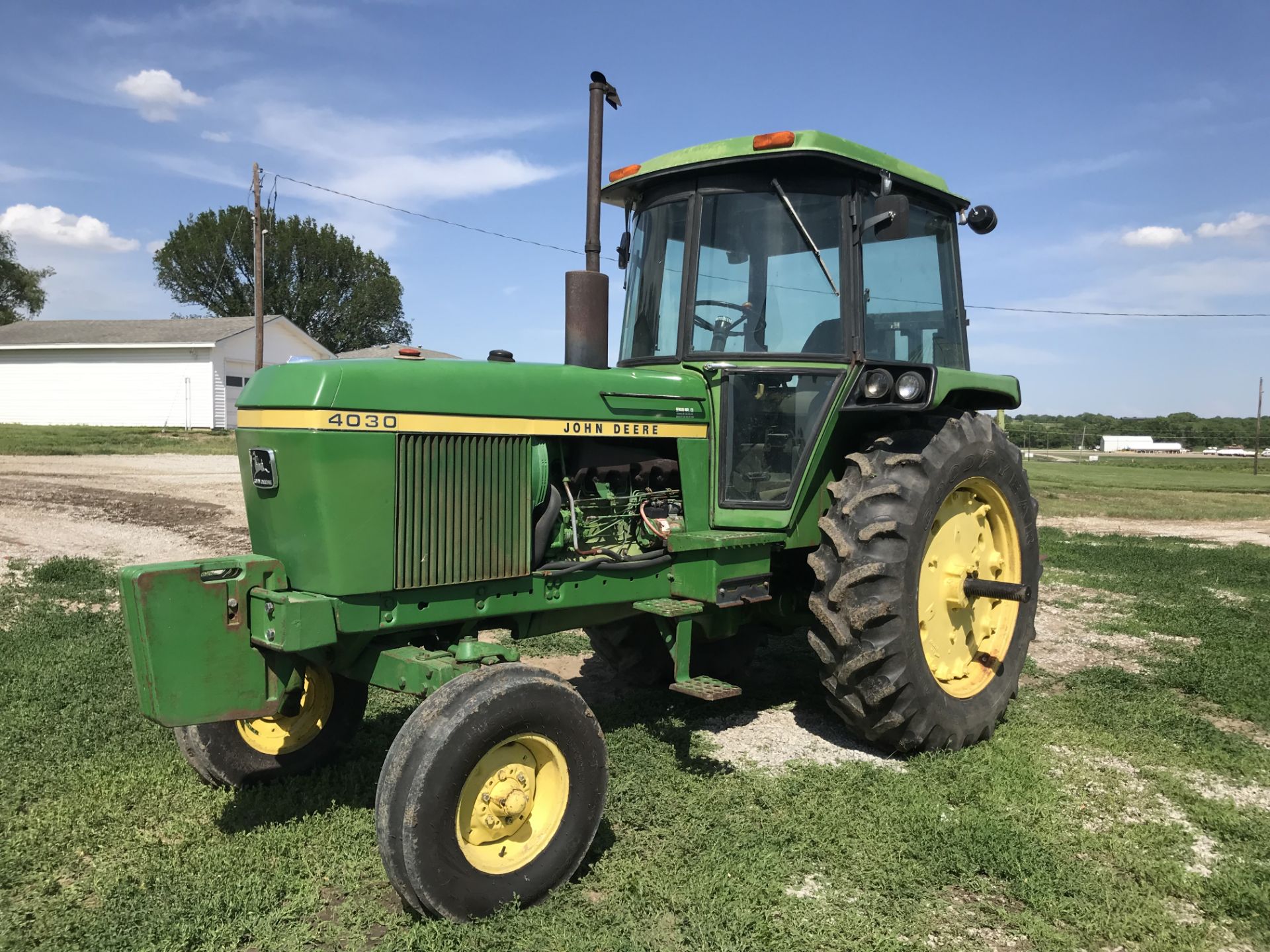 JD 4030 S#4114, 3 Remotes, 4 Frt. Wts, Quad Range, Good 16.9x38, 4725hrs (clean)