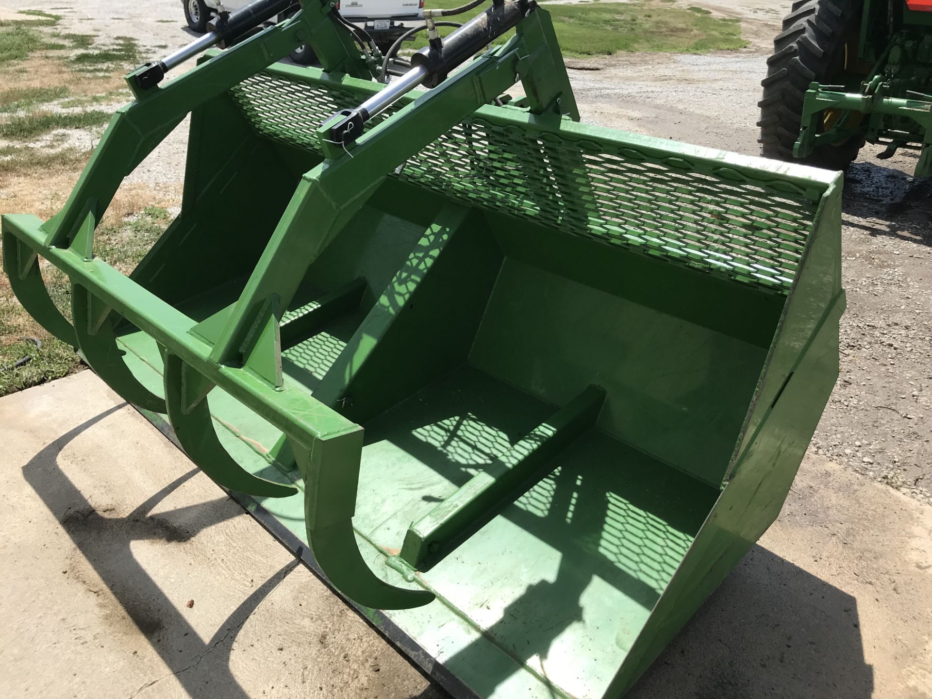 2015 Gnuse Mdl.L108 Scoop w/4 Tine Grapple (1 owner, like new) - Image 4 of 6