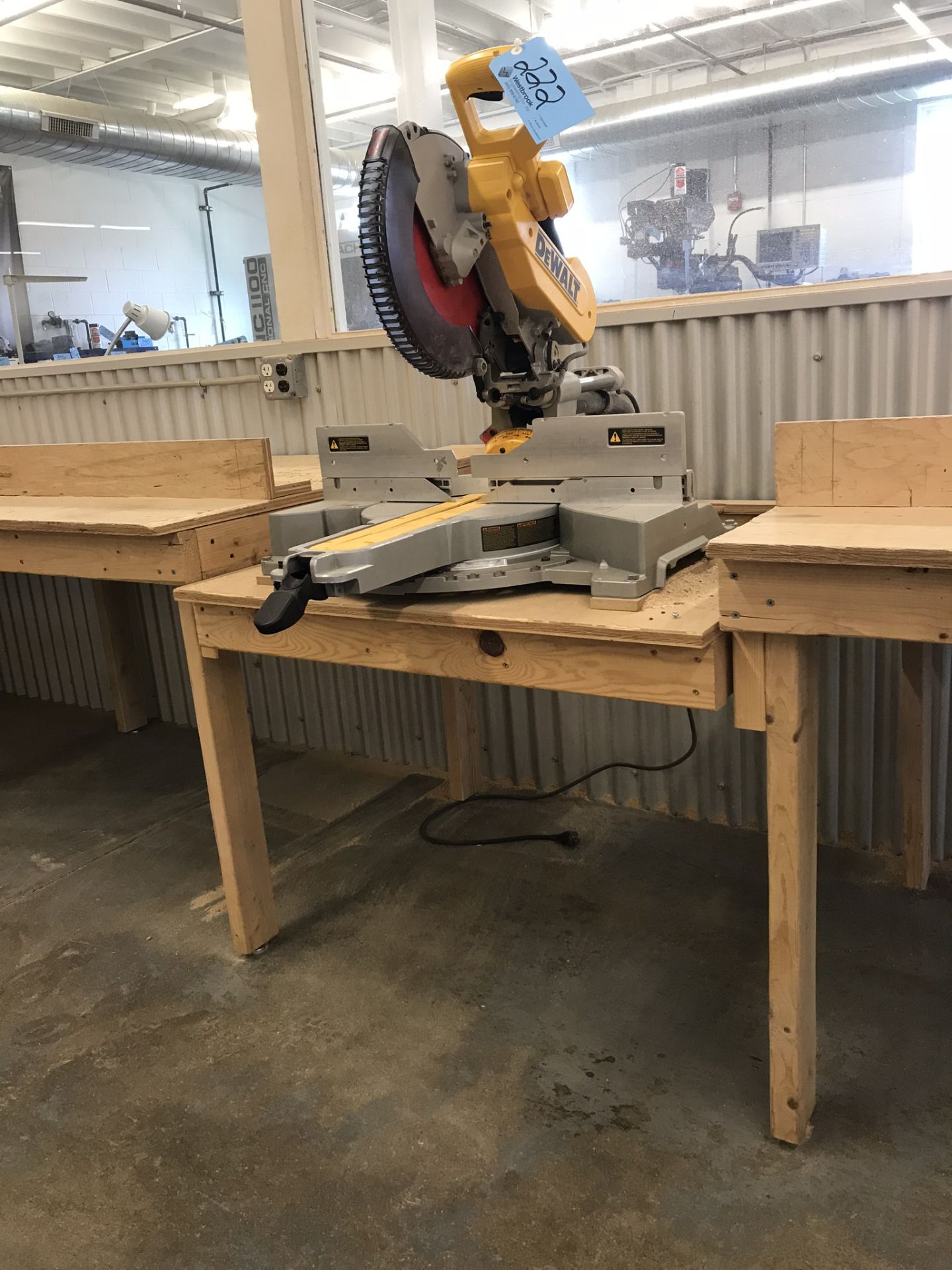 DeWalt DWS780, 12" Compound Miter Saw Complete with Wooden Stand and Wooden Tables - Image 4 of 5