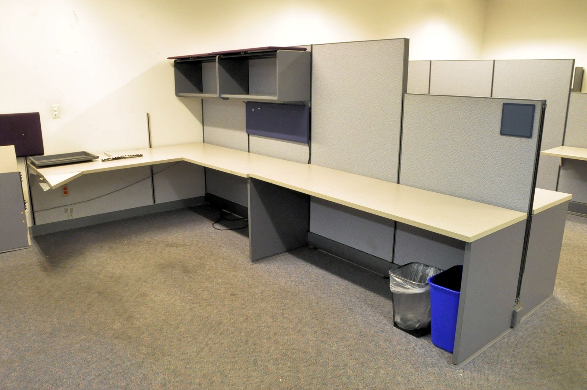 Lot-Cubical Partition Work Systems in (1) Group in (1) Office, - Image 2 of 7