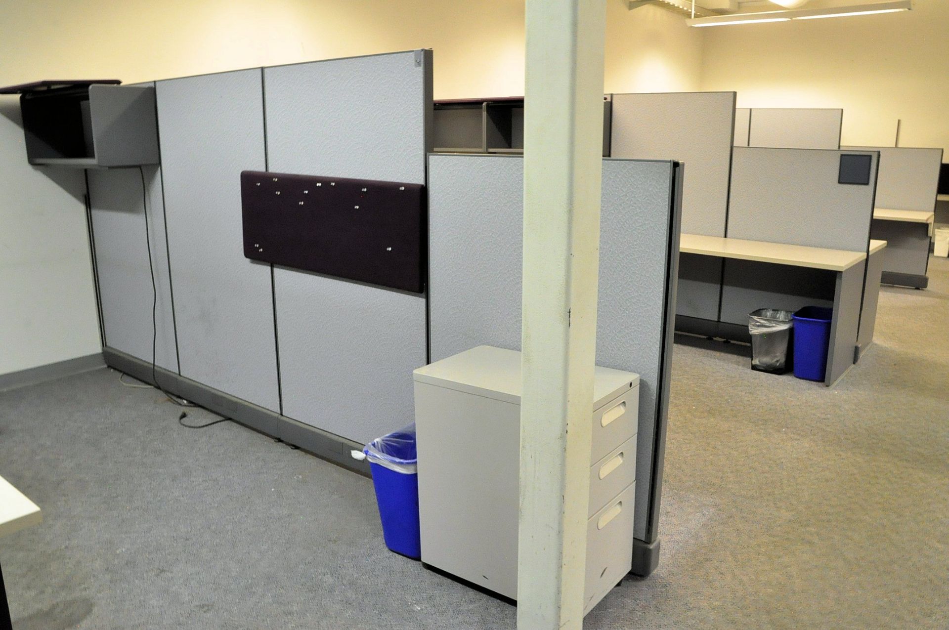 Lot-Cubical Partition Work Systems in (1) Group in (1) Office,