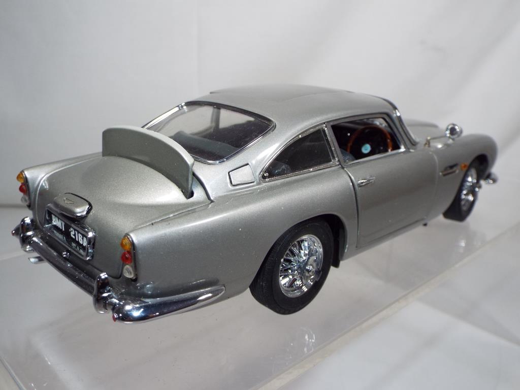 Danbury Mint - a limited edition James Bond Aston Martin DB5 in 1:24 scale, - Image 2 of 4