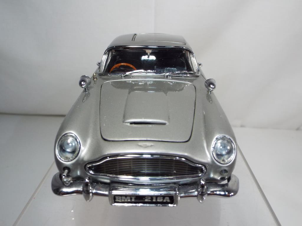 Danbury Mint - a limited edition James Bond Aston Martin DB5 in 1:24 scale, - Image 3 of 4