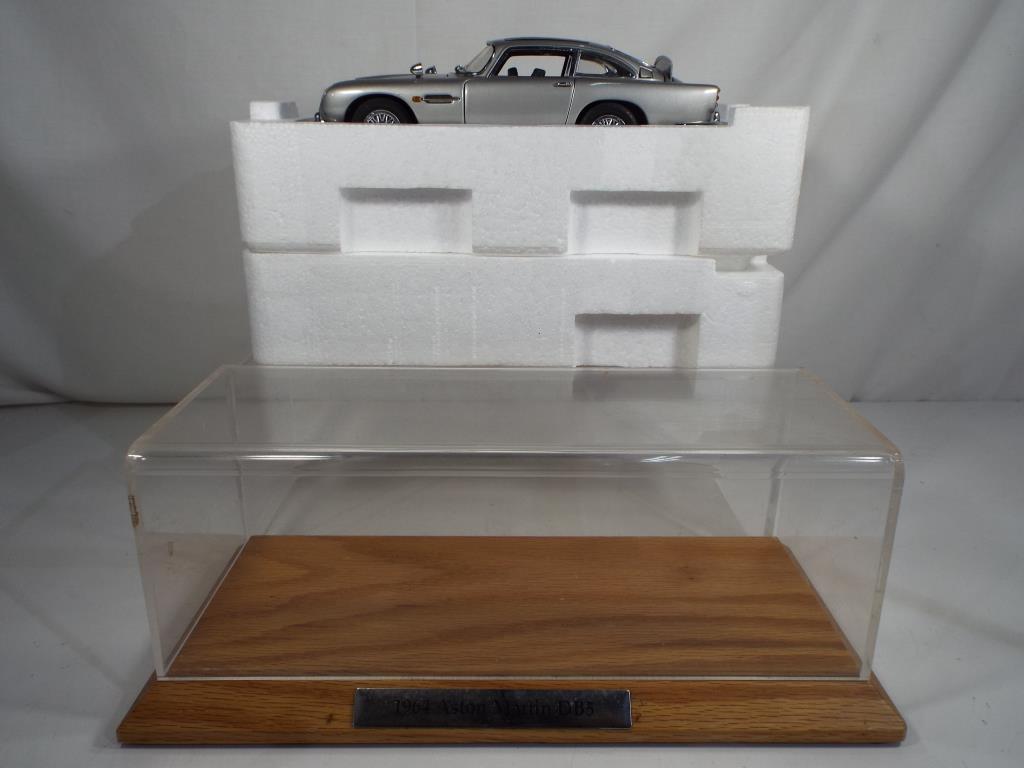 Danbury Mint - a limited edition James Bond Aston Martin DB5 in 1:24 scale, - Image 4 of 4