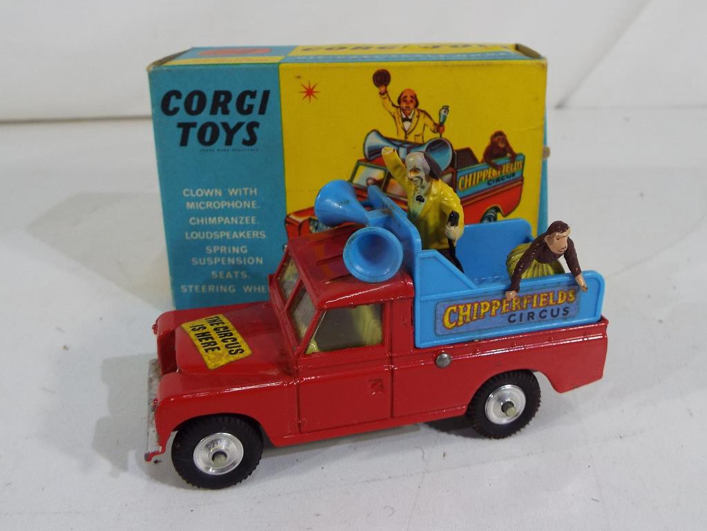 Corgi Toys - Chipperfields Circus Landrover parade vehicle # 487 with clown, chimpanzee, - Image 2 of 2